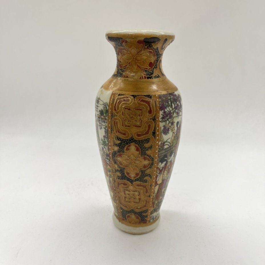 Вазочка с изображением сцены в саду