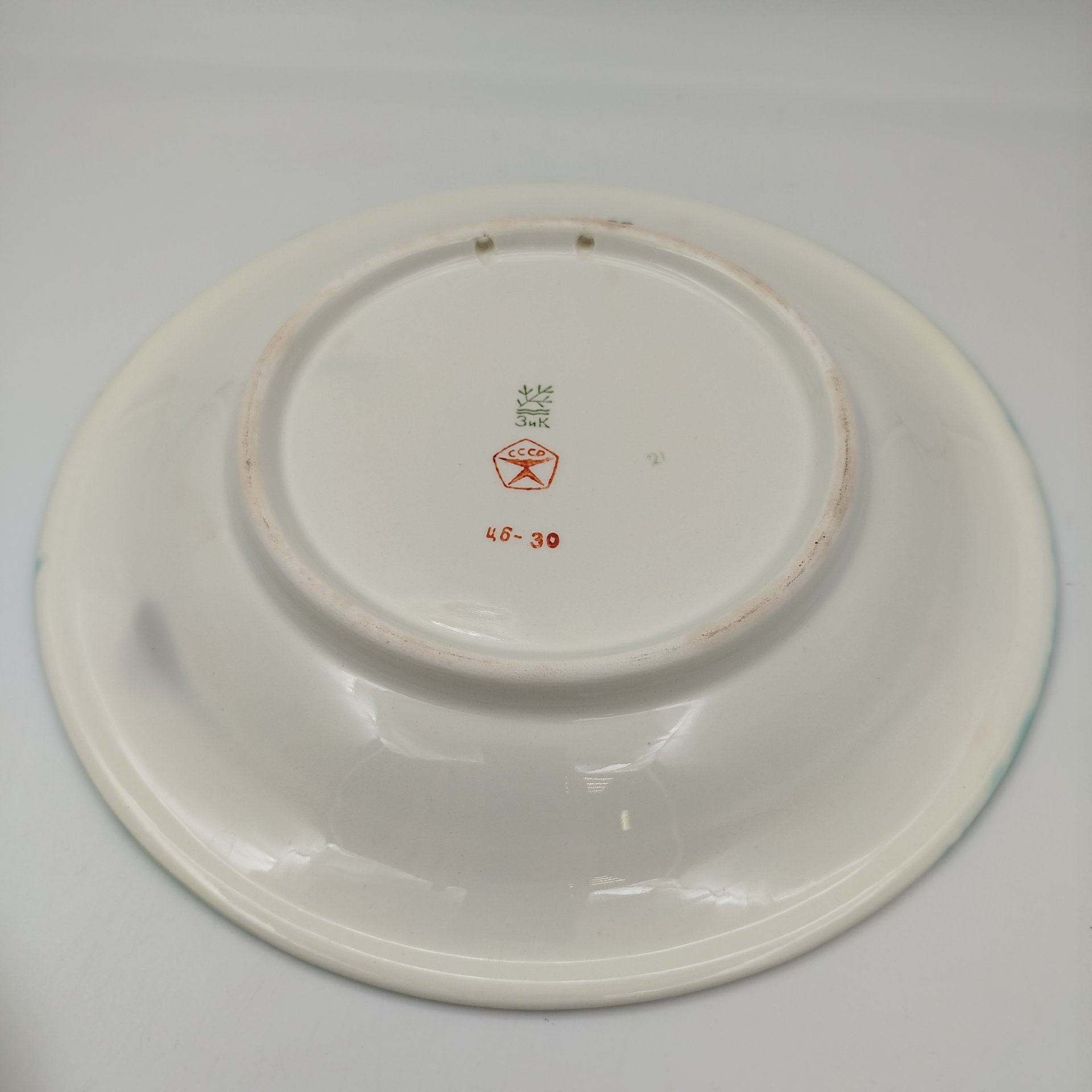 Блюдо настенное "Здравствуй, Столица Родная", автор Шинкаренко Валерия Петровна, фаянс, роспись, рельеф, Конаковский фаянсовый завод им. М.И. Калинина (ЗиК Конаково), СССР, 1975-1991 гг.