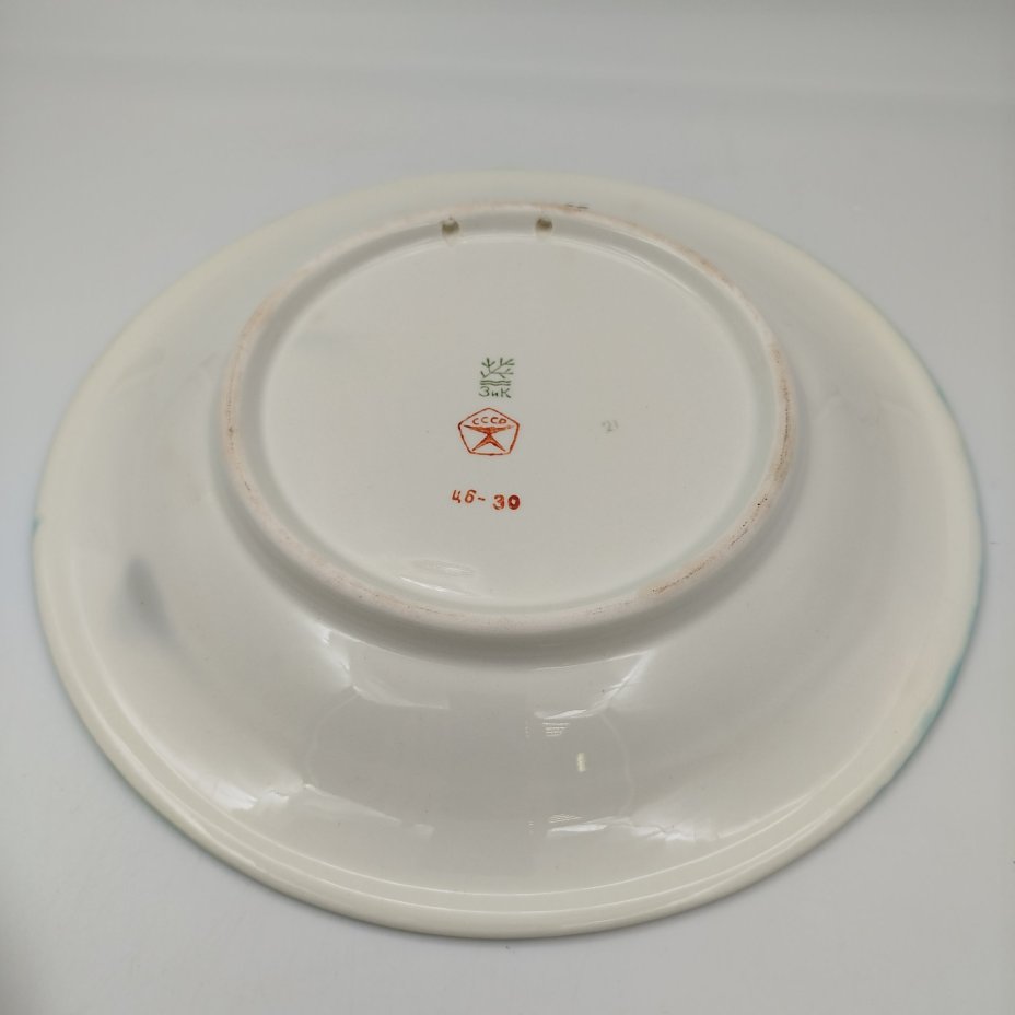 Блюдо настенное "Здравствуй, Столица Родная", автор Шинкаренко Валерия Петровна, фаянс, роспись, рельеф, Конаковский фаянсовый завод им. М.И. Калинина (ЗиК Конаково), СССР, 1975-1991 гг.