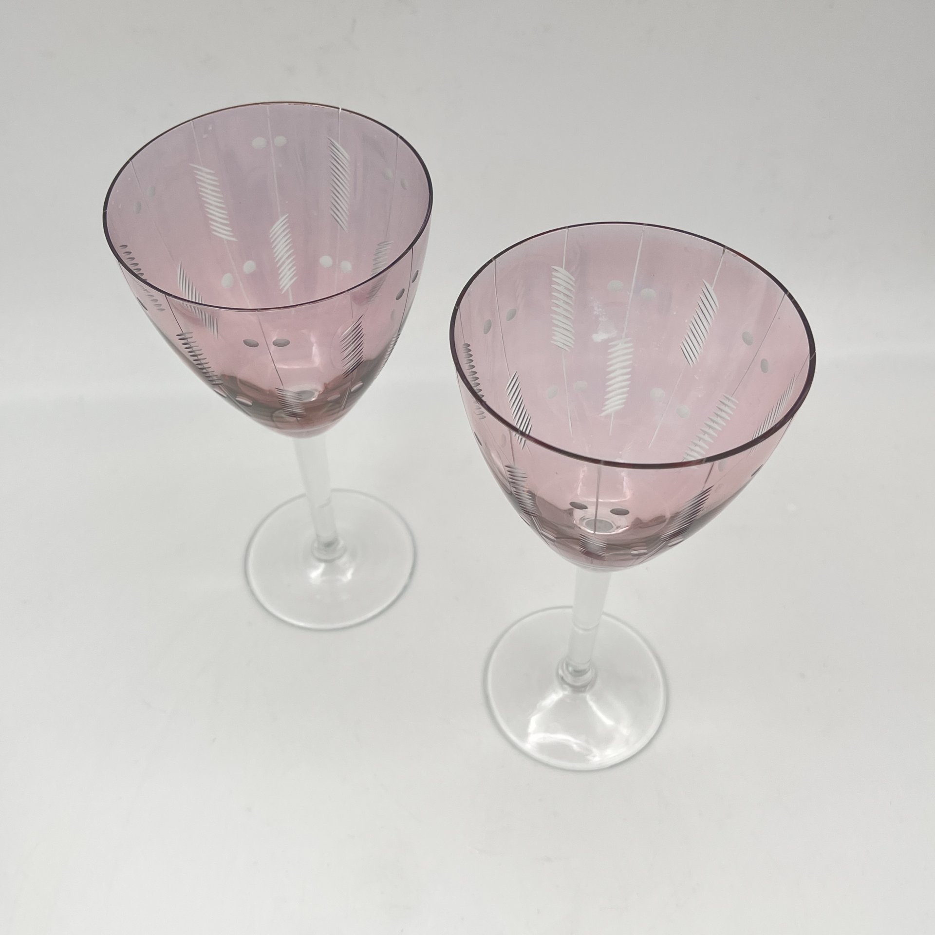 Пара бокалов розового оттенка, стекло, резьба, СССР, 1970-1990 гг.