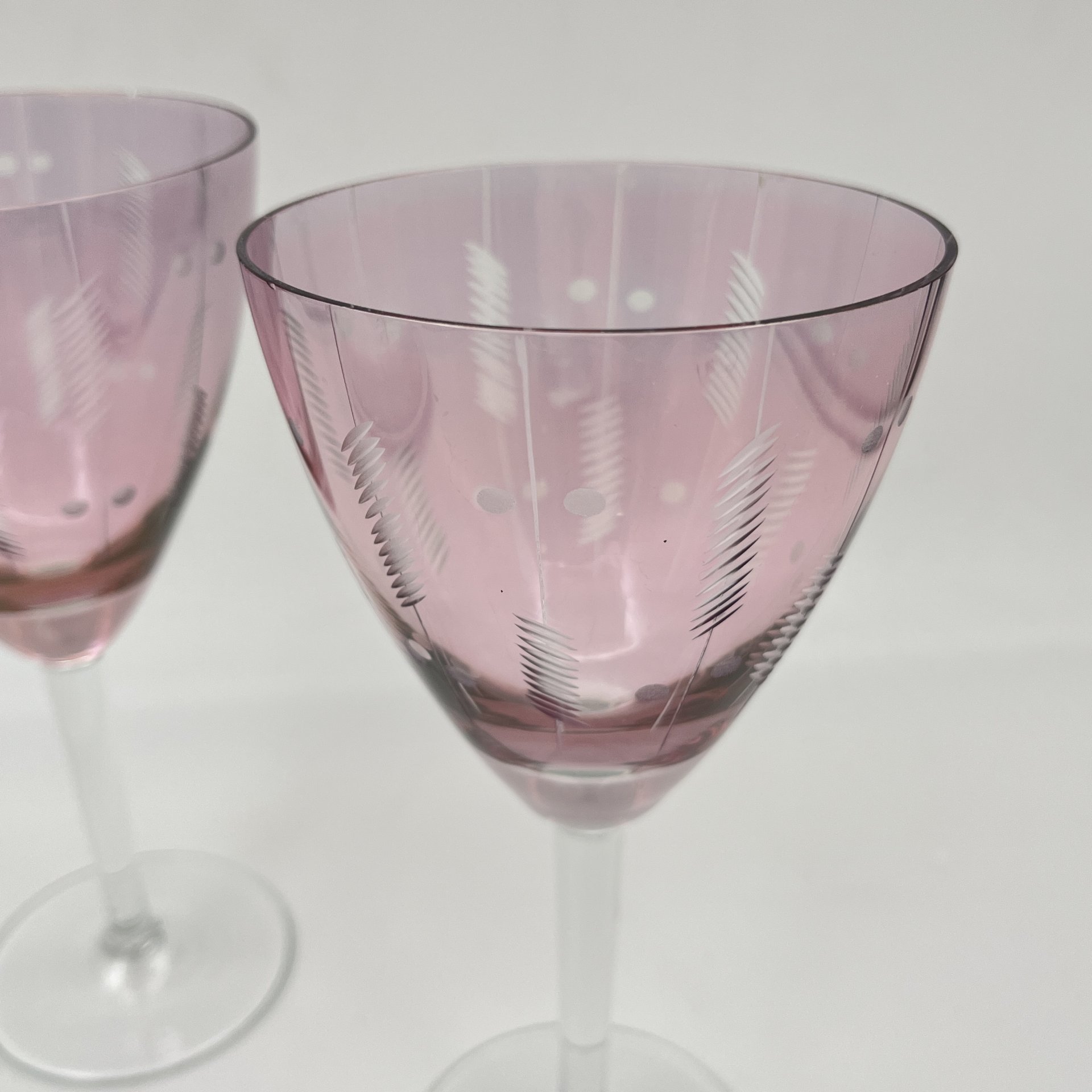 Пара бокалов розового оттенка, стекло, резьба, СССР, 1970-1990 гг.