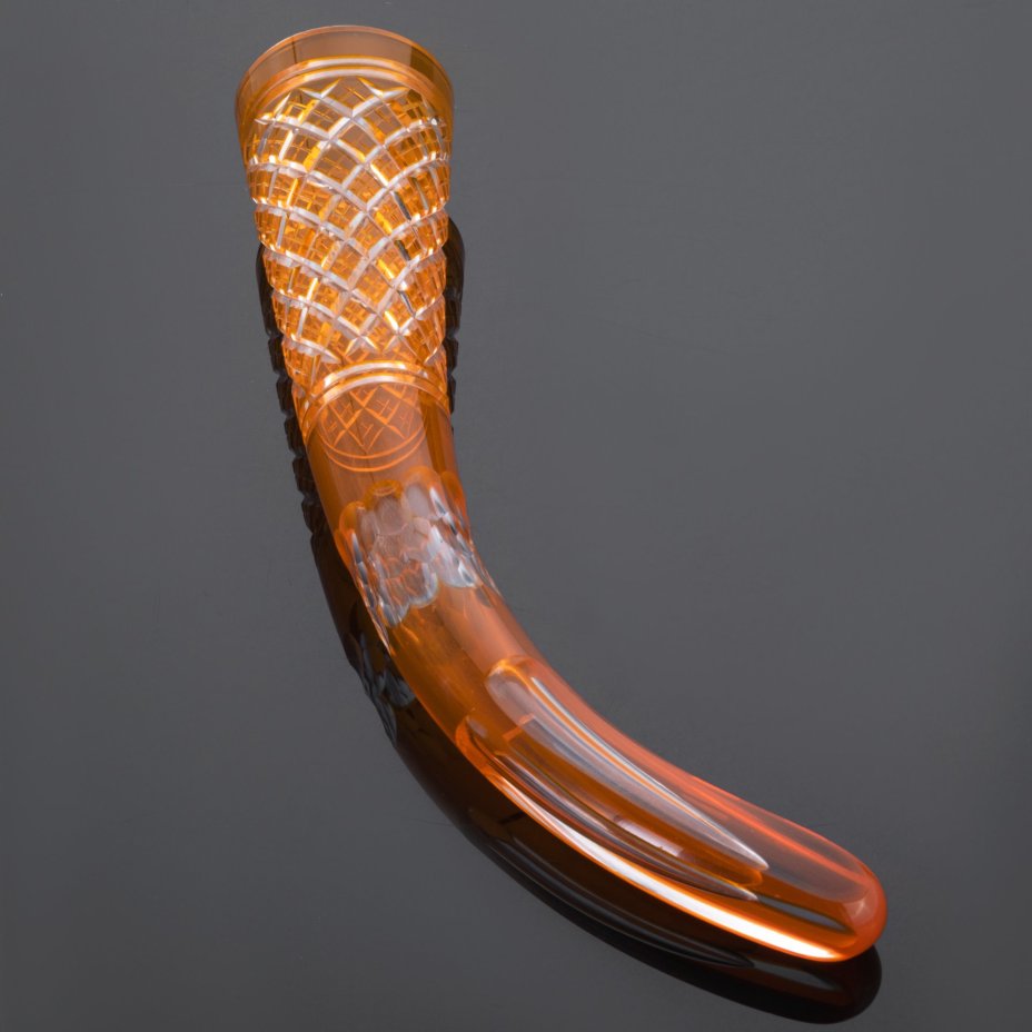Кубок  оранжевого цвета в виде рога с резным декором