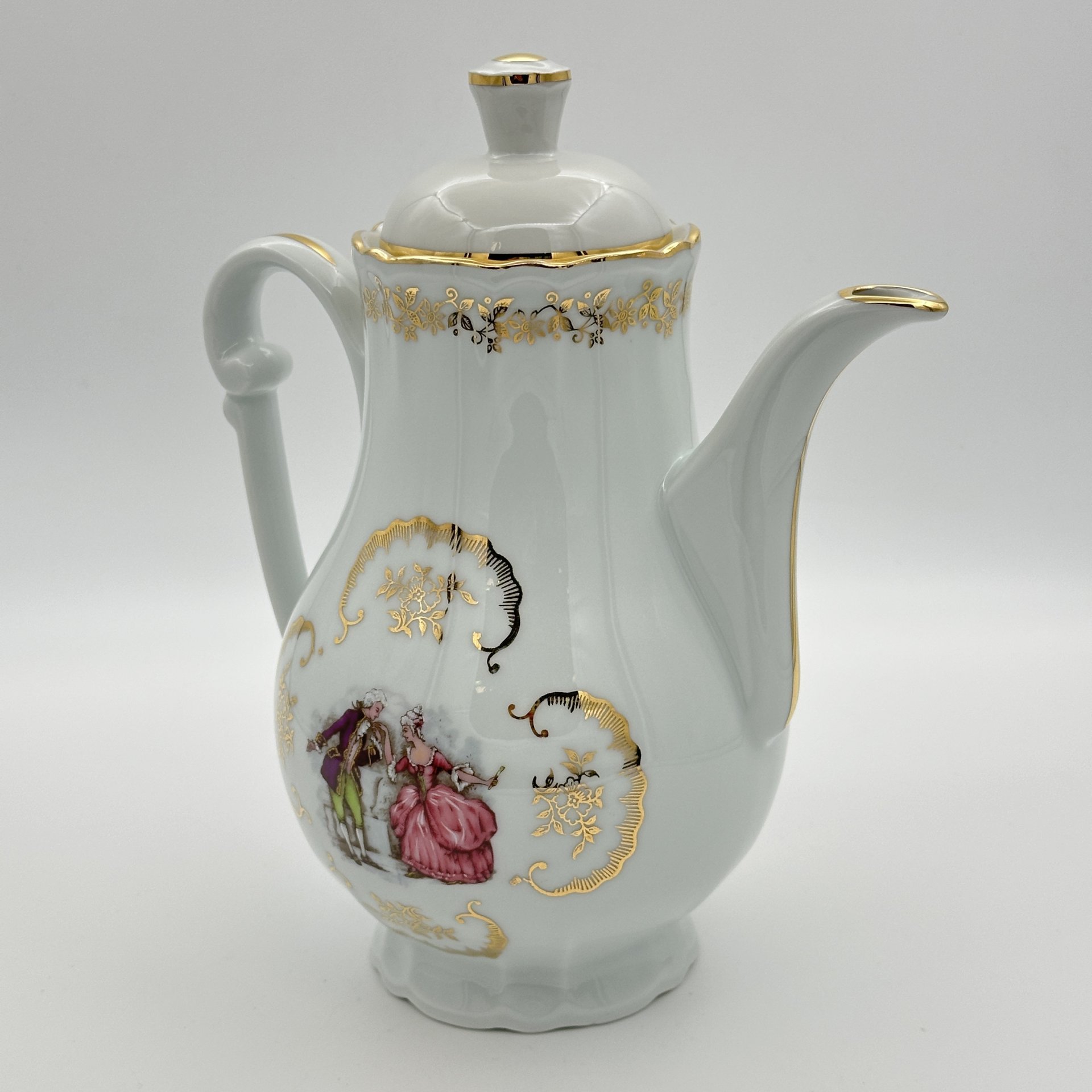 Чайник (кофейник), украшенный изображением галантной сцены (танец)