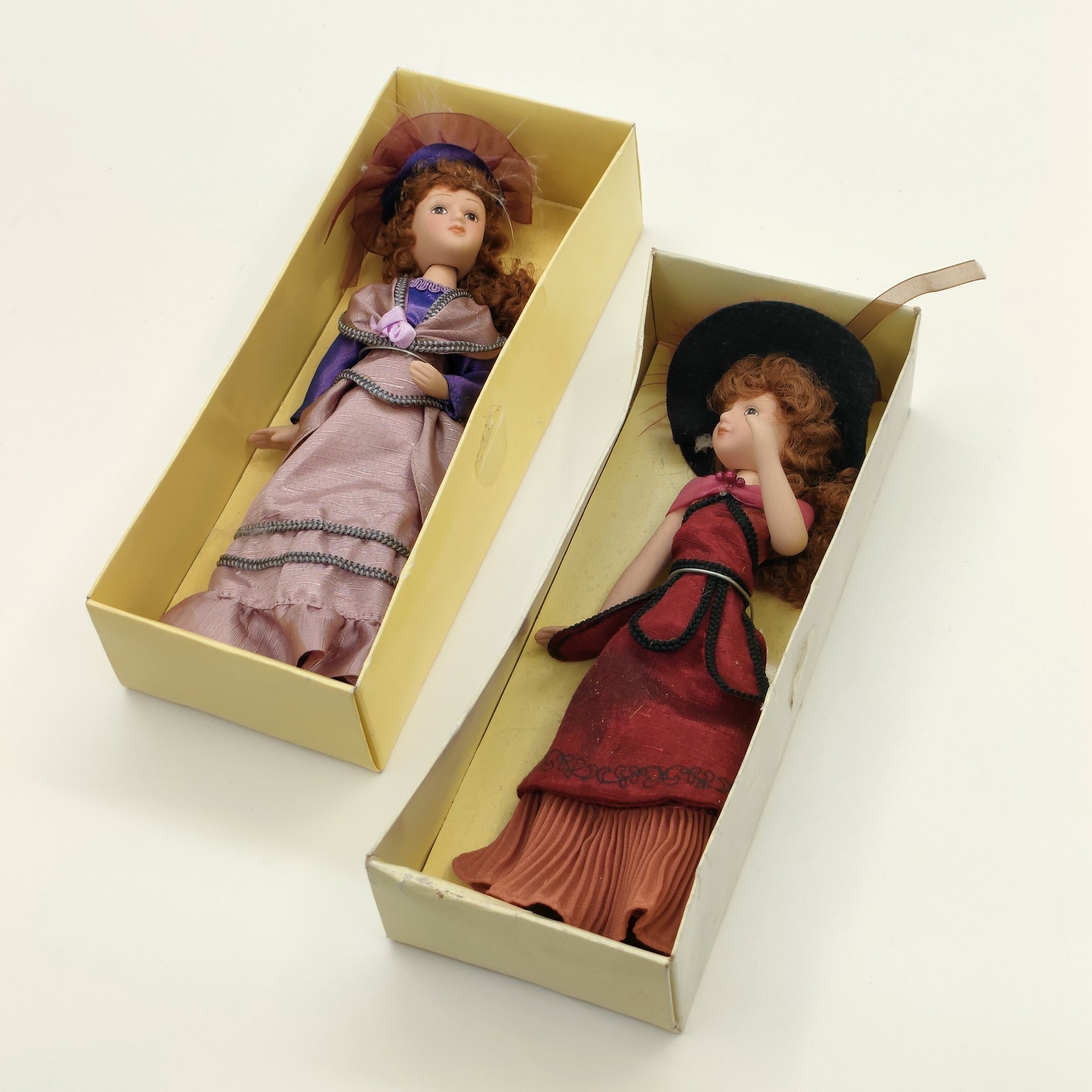 Пара коллекционных кукол "Констанция Чаттерлей" (Дэвид Лоуренс "Любовник леди Чаттерлей") и "Эмма Бовари" (Гюстав Флобер "Мадам Бовари"), из серии "Дамы эпохи. Моя коллекция кукол", фарфор, роспись, текстиль, картон, Издательство «Де Агостини», Российская Федерация, 2010-2020 гг.