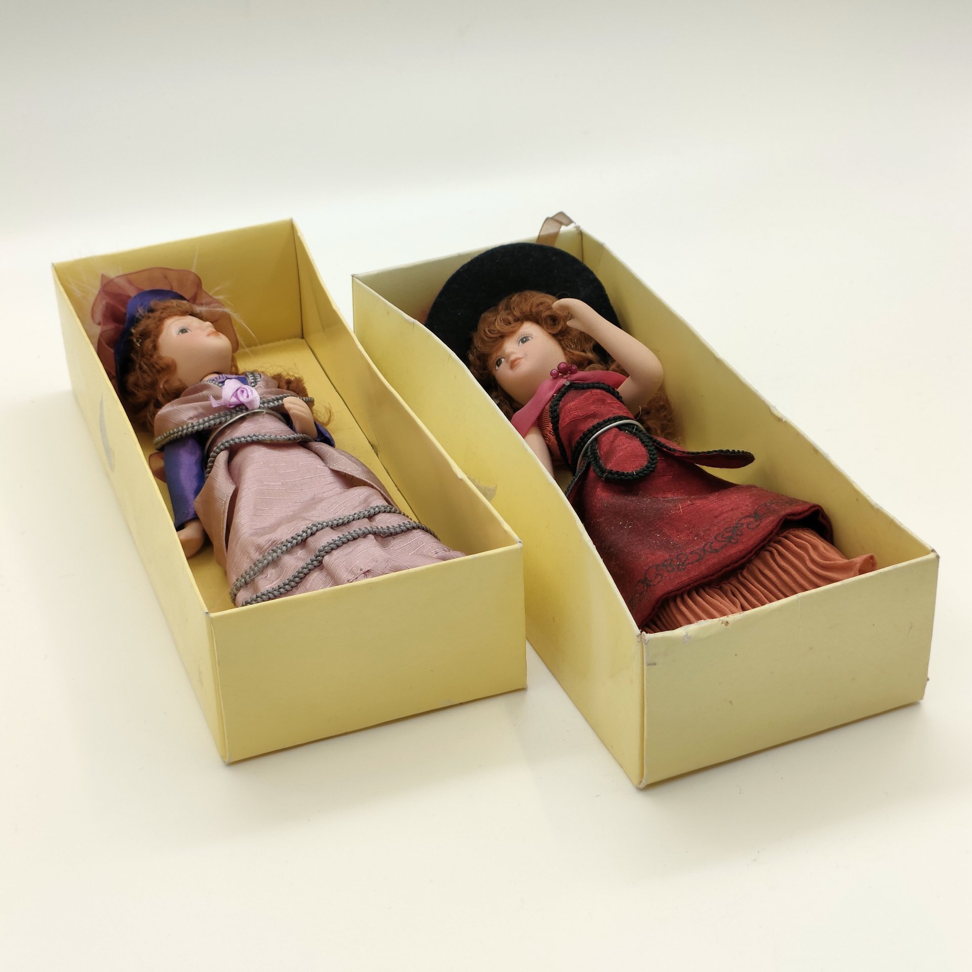 Пара коллекционных кукол "Констанция Чаттерлей" (Дэвид Лоуренс "Любовник леди Чаттерлей") и "Эмма Бовари" (Гюстав Флобер "Мадам Бовари"), из серии "Дамы эпохи. Моя коллекция кукол", фарфор, роспись, текстиль, картон, Издательство «Де Агостини», Российская Федерация, 2010-2020 гг.