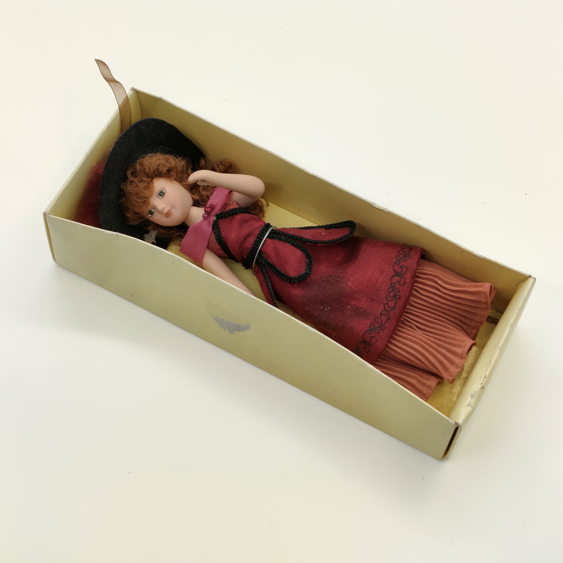 Пара коллекционных кукол "Констанция Чаттерлей" (Дэвид Лоуренс "Любовник леди Чаттерлей") и "Эмма Бовари" (Гюстав Флобер "Мадам Бовари"), из серии "Дамы эпохи. Моя коллекция кукол", фарфор, роспись, текстиль, картон, Издательство «Де Агостини», Российская Федерация, 2010-2020 гг.