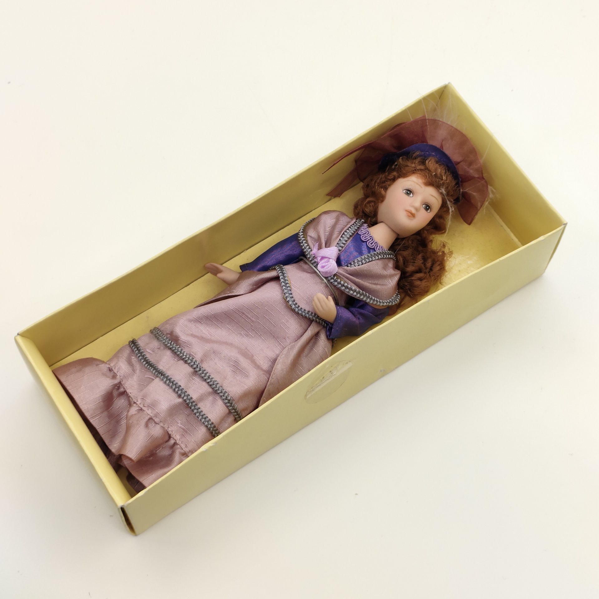 Пара коллекционных кукол "Констанция Чаттерлей" (Дэвид Лоуренс "Любовник леди Чаттерлей") и "Эмма Бовари" (Гюстав Флобер "Мадам Бовари"), из серии "Дамы эпохи. Моя коллекция кукол", фарфор, роспись, текстиль, картон, Издательство «Де Агостини», Российская Федерация, 2010-2020 гг.