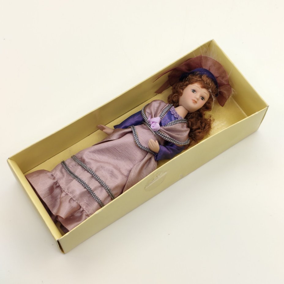 Пара коллекционных кукол "Констанция Чаттерлей" (Дэвид Лоуренс "Любовник леди Чаттерлей") и "Эмма Бовари" (Гюстав Флобер "Мадам Бовари"), из серии "Дамы эпохи. Моя коллекция кукол", фарфор, роспись, текстиль, картон, Издательство «Де Агостини», Российская Федерация, 2010-2020 гг.