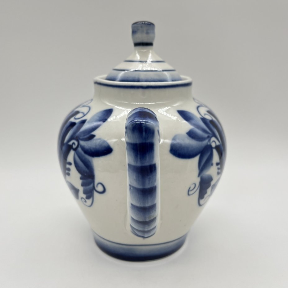Чайник заварочный, украшенный цветочным декором, Гжельское производственное объединение "Электроизолятор", фарфор, роспись