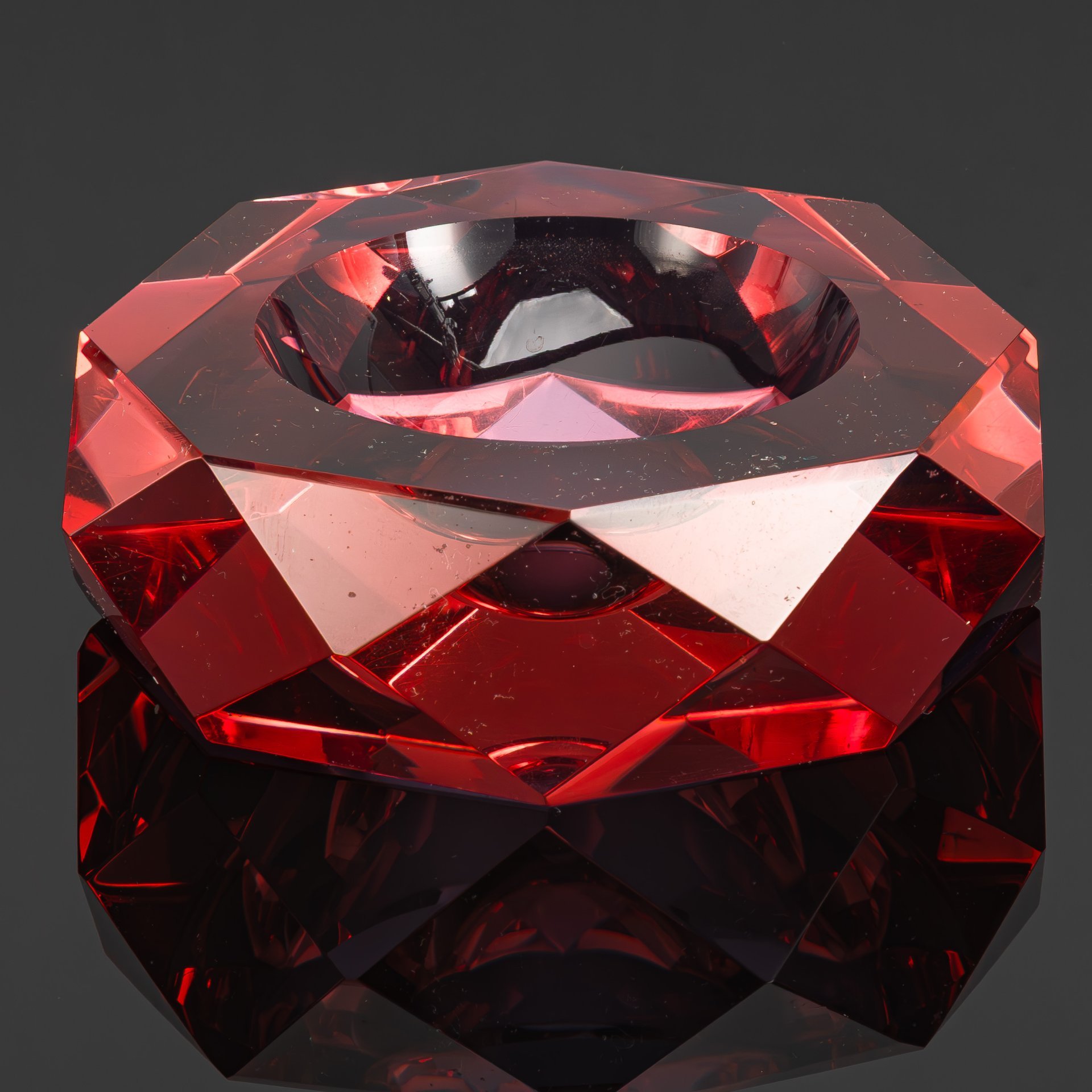 Пепельница из оптического стекла сиренево-голубого (неодимового) оттенка с переливами, цветное стекло, широкая грань, ЛОМО (Ленинградское оптико-механическое объединение), СССР, 1970-1990 гг.