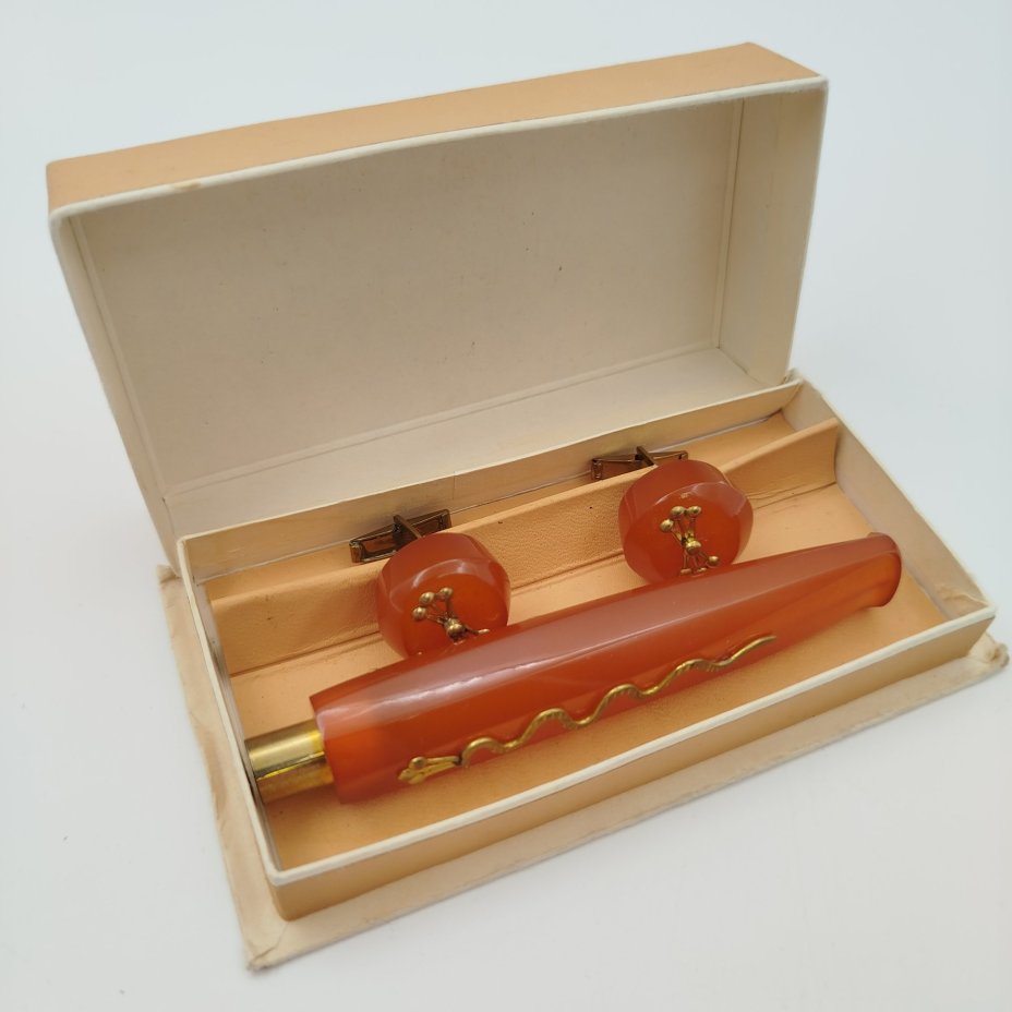 Запонки и мундштук, украшенные изображением змеи и корон, в оригинальной коробке,  Комбинат «Дайле», янтарь, металл, картон, СССР, 1970-1990 гг.