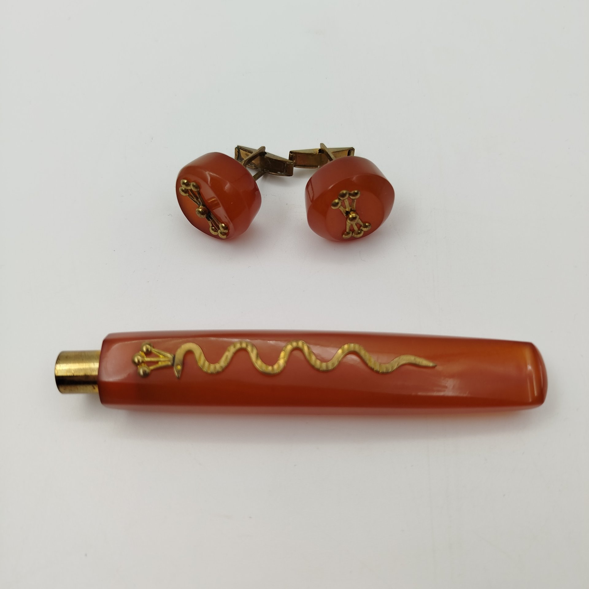 Запонки и мундштук, украшенные изображением змеи и корон, в оригинальной коробке,  Комбинат «Дайле», янтарь, металл, картон, СССР, 1970-1990 гг.