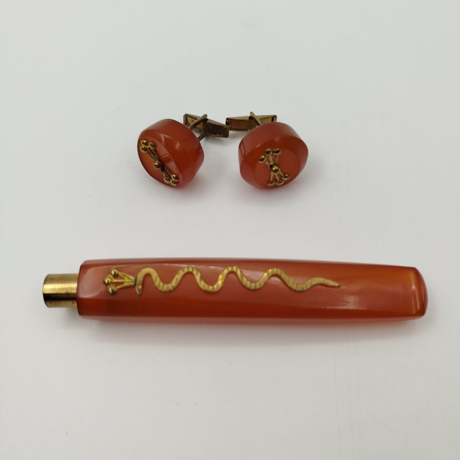 Запонки и мундштук, украшенные изображением змеи и корон, в оригинальной коробке,  Комбинат «Дайле»