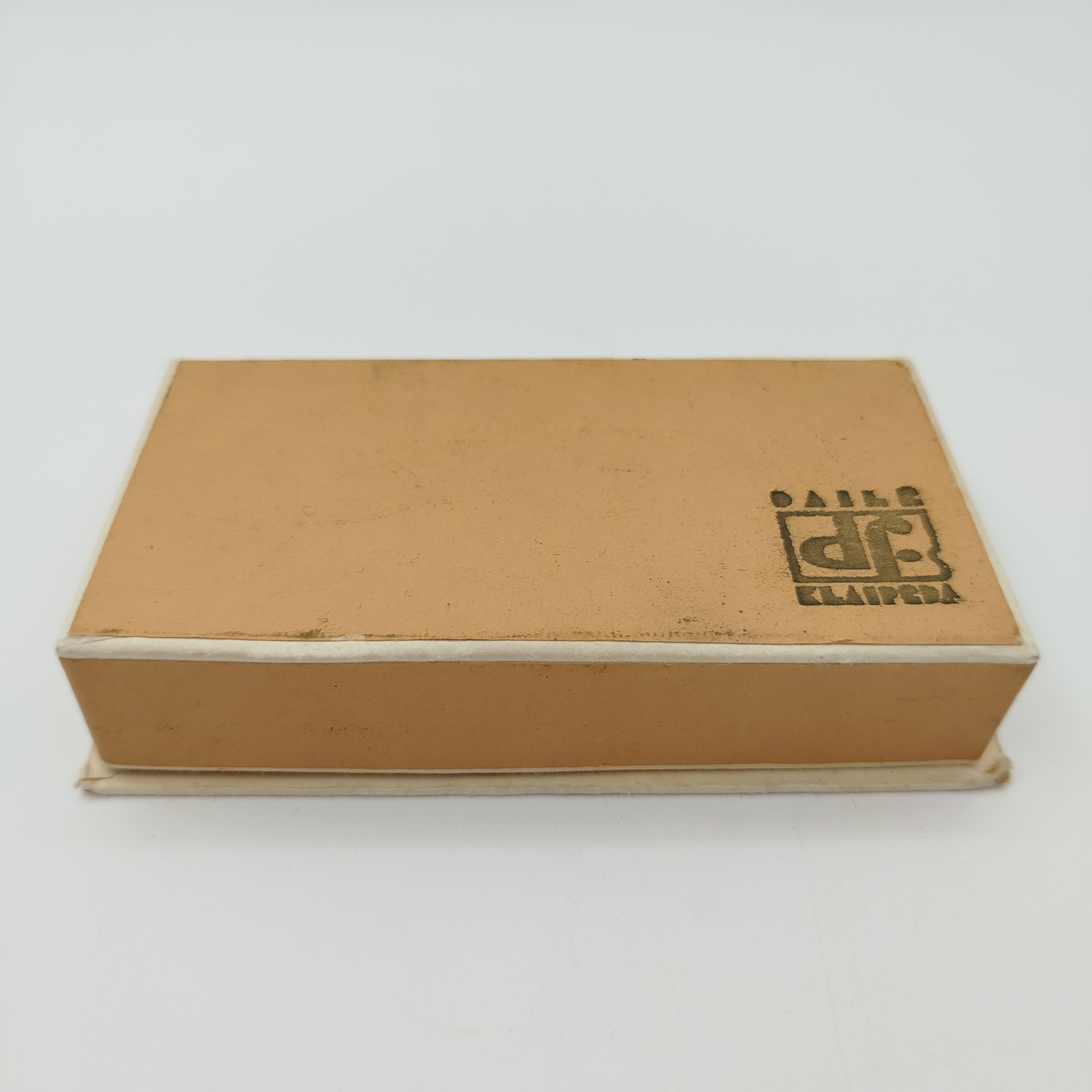 Запонки и мундштук, украшенные изображением змеи и корон, в оригинальной коробке,  Комбинат «Дайле», янтарь, металл, картон, СССР, 1970-1990 гг.