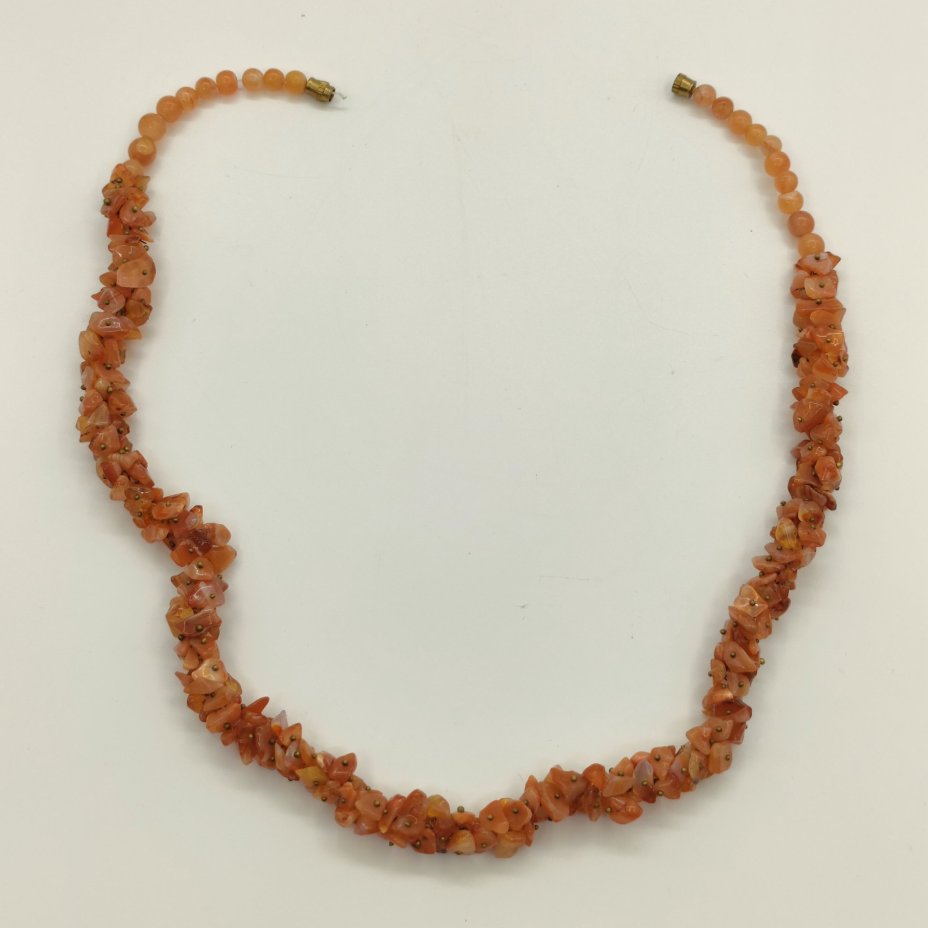 Бусы с бусинами разной формы