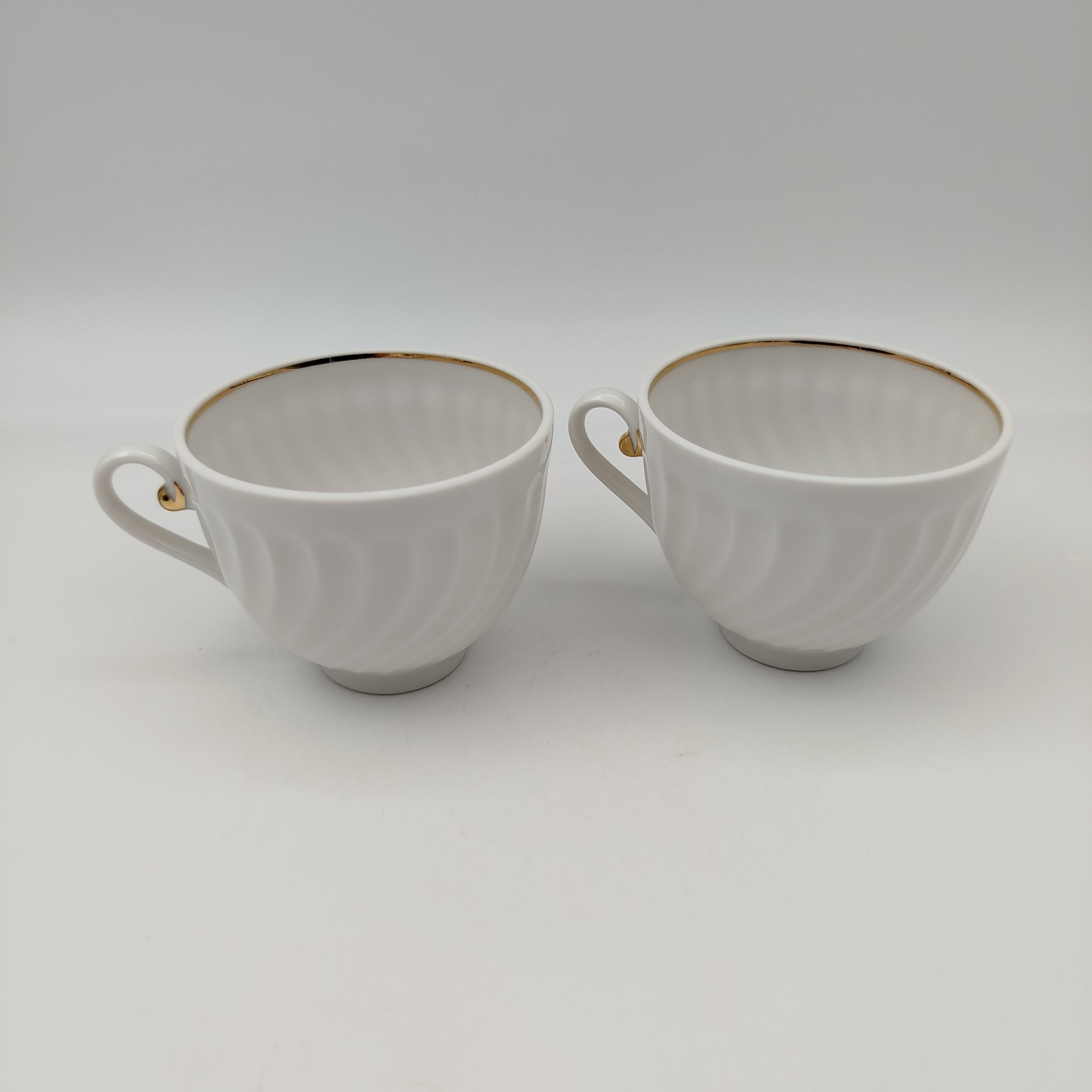 Набор из 2-х чашек "Чёрная смородина", автор формы «Витая» А.И. Борисов, автор росписи А.Н. Семенова, фарфор, роспись, золочение, Ленинградский фарфоровый завод (ЛФЗ), Россия, 1991-2012 гг.