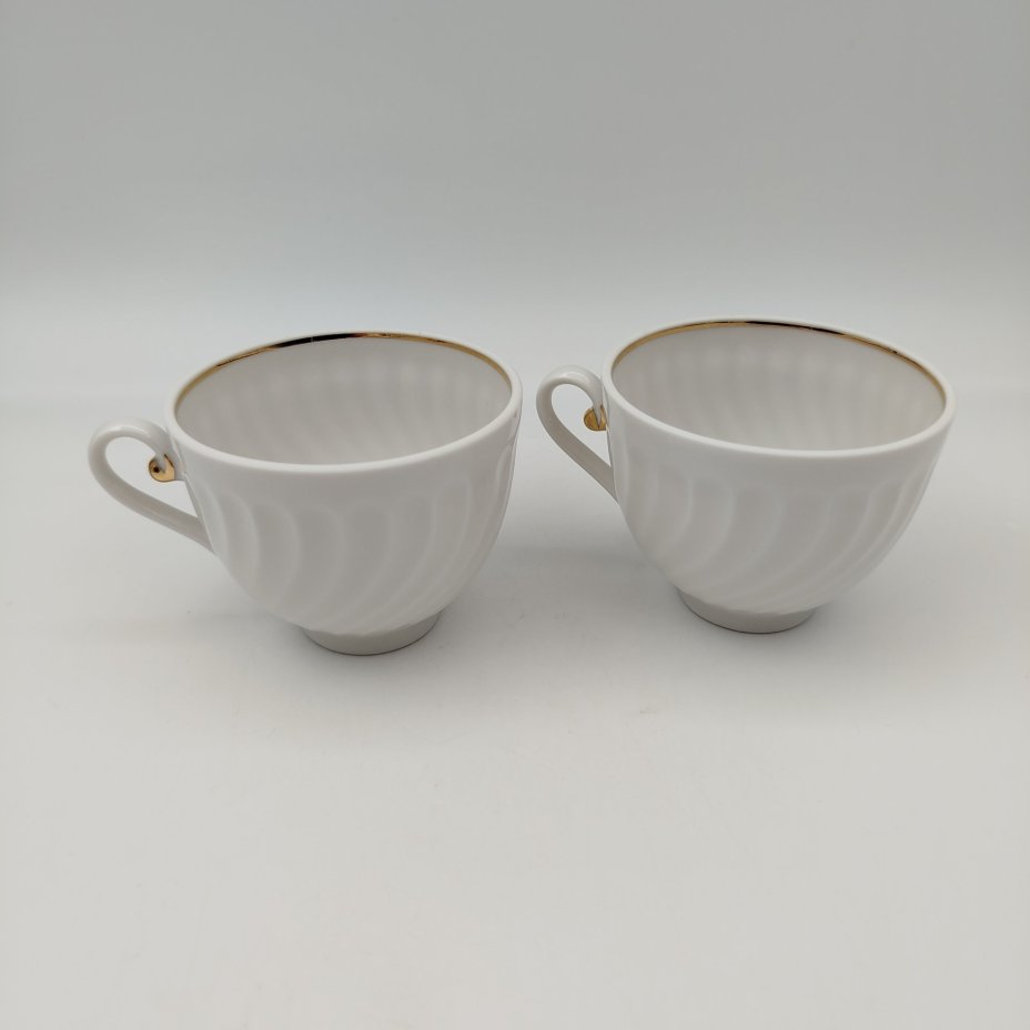 Набор из 2-х чашек "Чёрная смородина", автор формы «Витая» А.И. Борисов, автор росписи А.Н. Семенова, фарфор, роспись, золочение, Ленинградский фарфоровый завод (ЛФЗ), Россия, 1991-2012 гг.