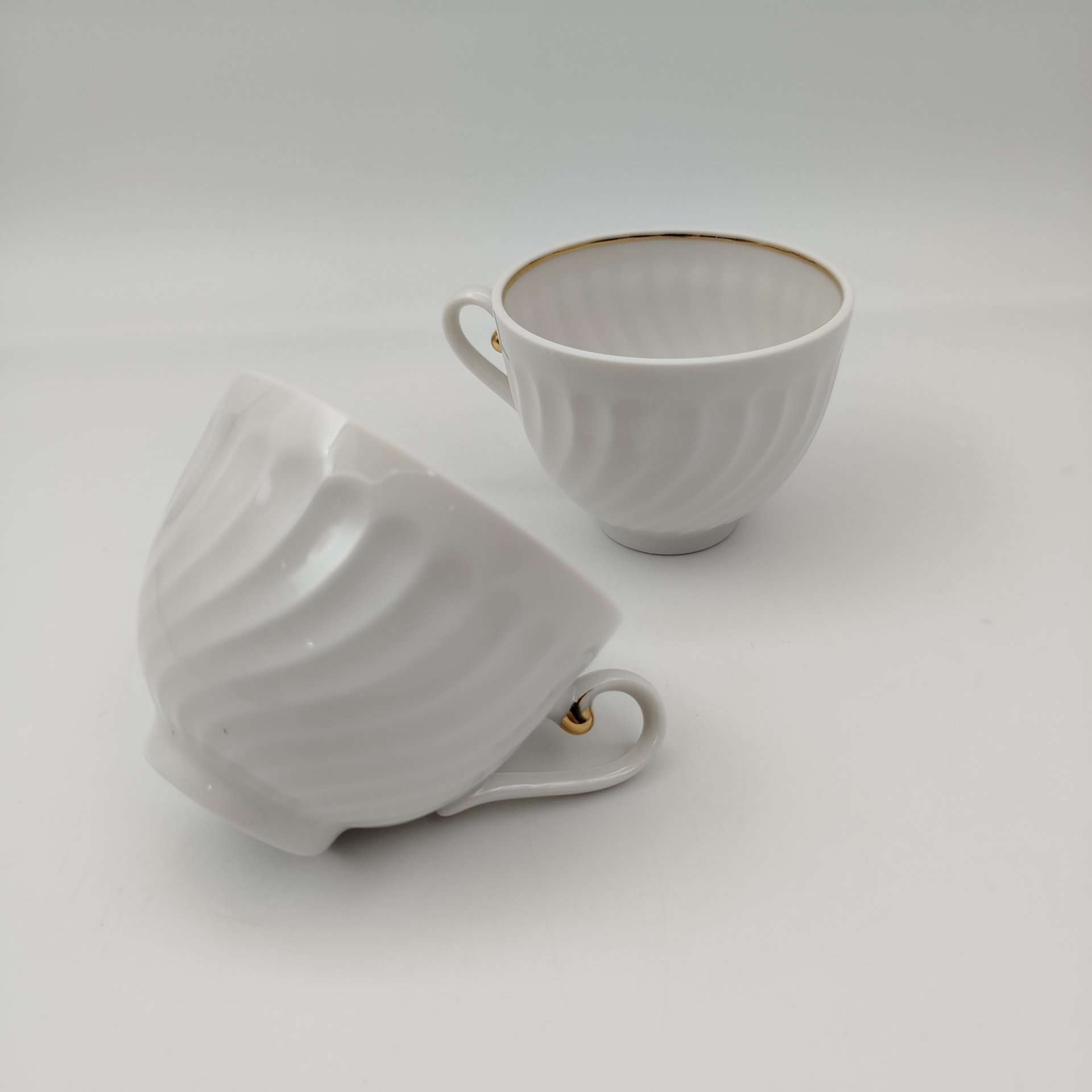 Набор из 2-х чашек "Чёрная смородина", автор формы «Витая» А.И. Борисов, автор росписи А.Н. Семенова, фарфор, роспись, золочение, Ленинградский фарфоровый завод (ЛФЗ), Россия, 1991-2012 гг.