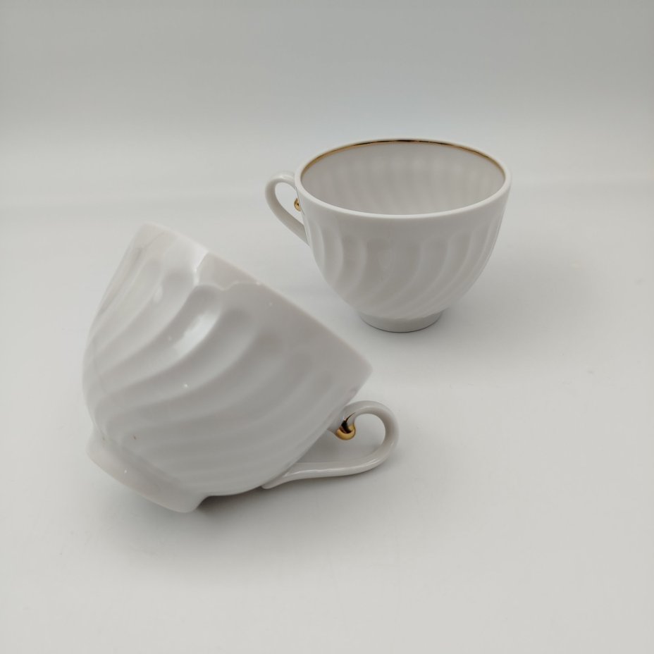 Набор из 2-х чашек "Чёрная смородина", автор формы «Витая» А.И. Борисов, автор росписи А.Н. Семенова, фарфор, роспись, золочение, Ленинградский фарфоровый завод (ЛФЗ), Россия, 1991-2012 гг.