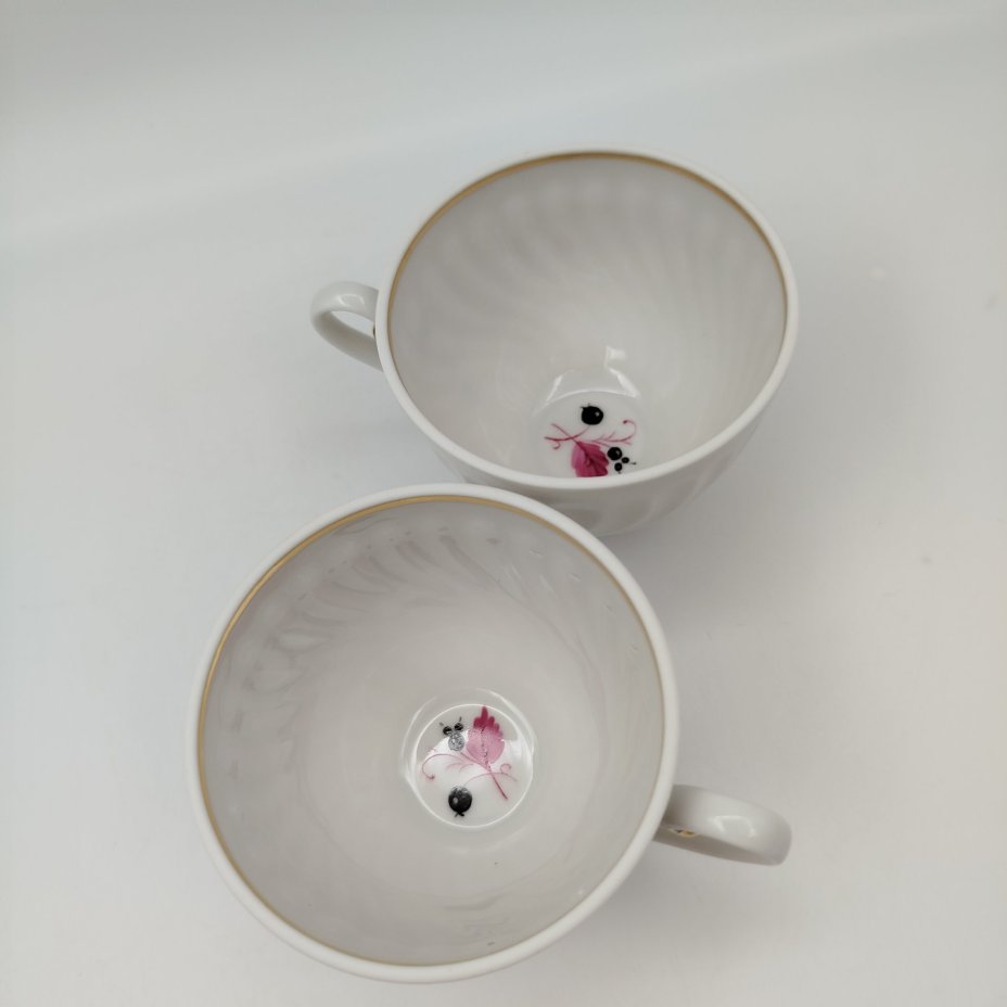 Набор из 2-х чашек "Чёрная смородина", автор формы «Витая» А.И. Борисов, автор росписи А.Н. Семенова, фарфор, роспись, золочение, Ленинградский фарфоровый завод (ЛФЗ), Россия, 1991-2012 гг.