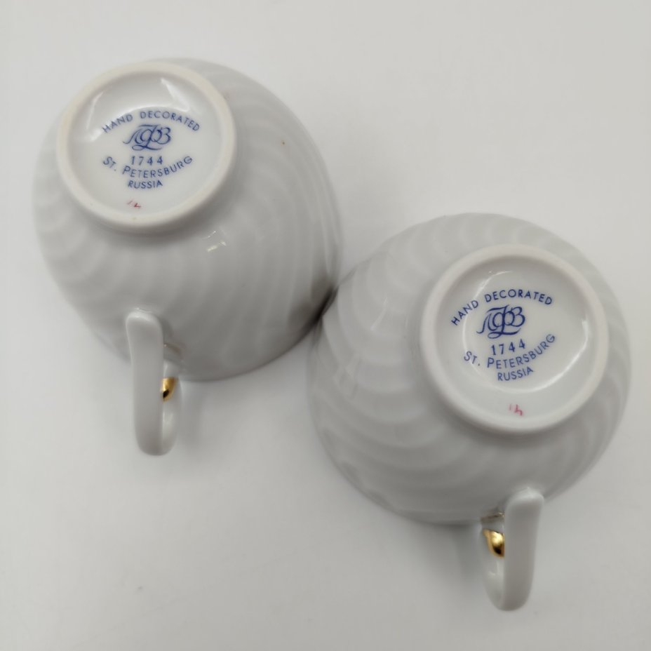 Набор из 2-х чашек "Чёрная смородина", автор формы «Витая» А.И. Борисов, автор росписи А.Н. Семенова, фарфор, роспись, золочение, Ленинградский фарфоровый завод (ЛФЗ), Россия, 1991-2012 гг.