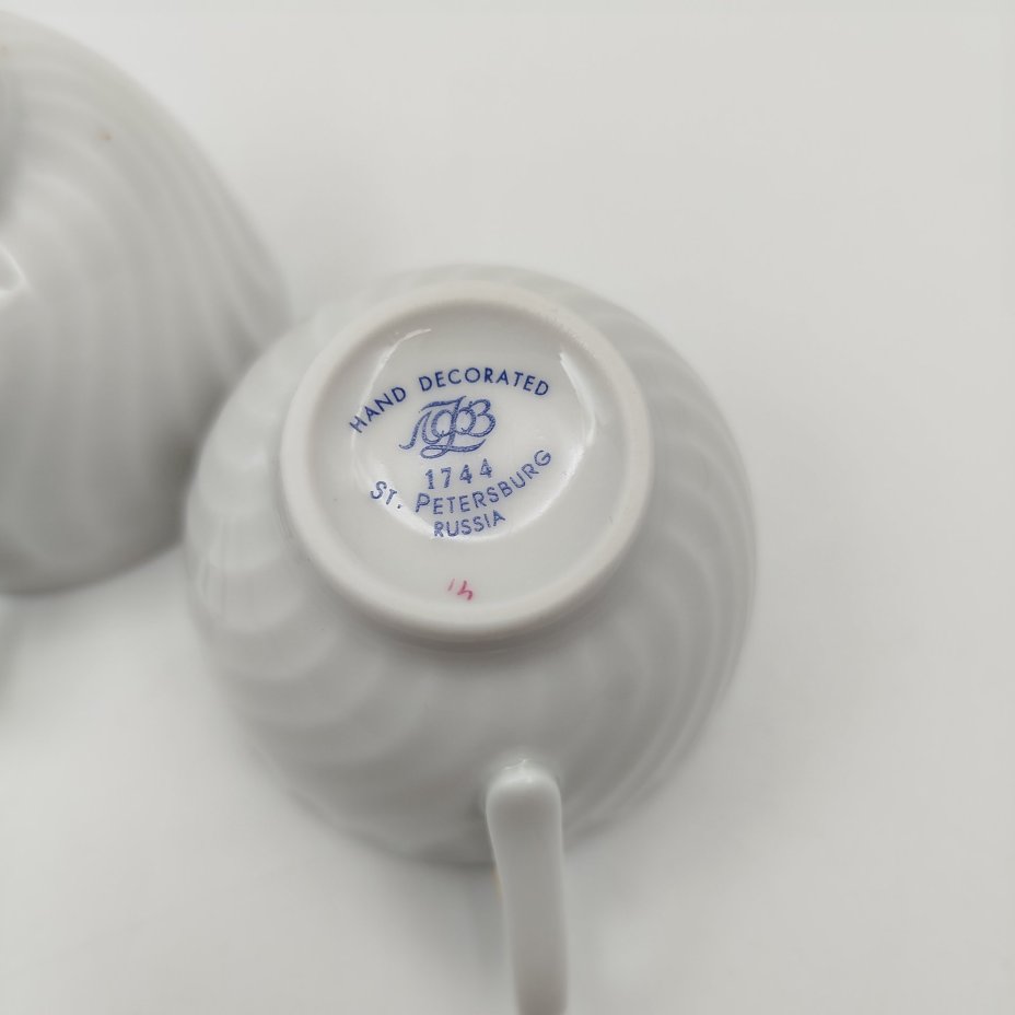 Набор из 2-х чашек "Чёрная смородина", автор формы «Витая» А.И. Борисов, автор росписи А.Н. Семенова, фарфор, роспись, золочение, Ленинградский фарфоровый завод (ЛФЗ), Россия, 1991-2012 гг.