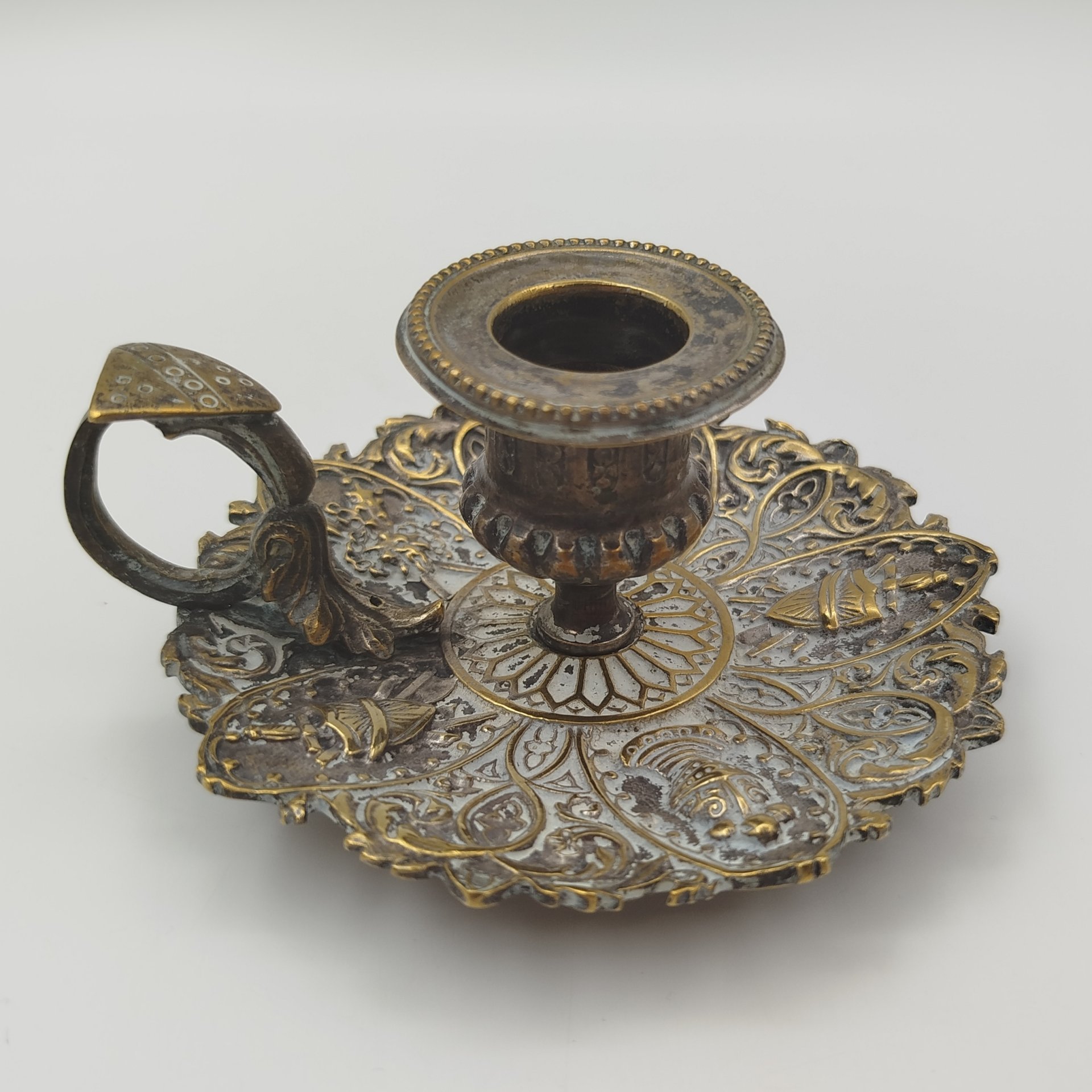 Подсвечник переносной на одну свечу, декорированный рыцарской символикой