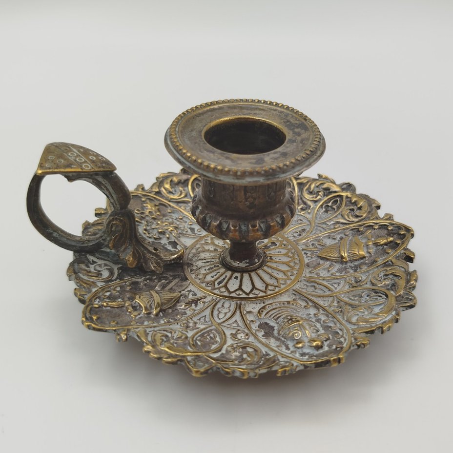 Подсвечник переносной на одну свечу, декорированный рыцарской символикой