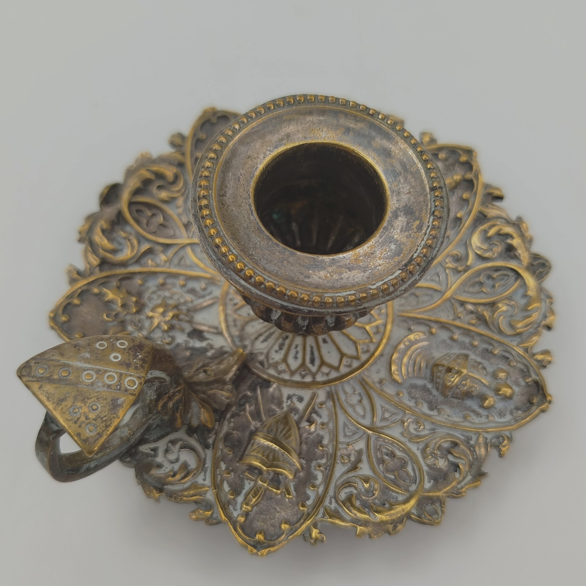 Подсвечник переносной на одну свечу, декорированный рыцарской символикой