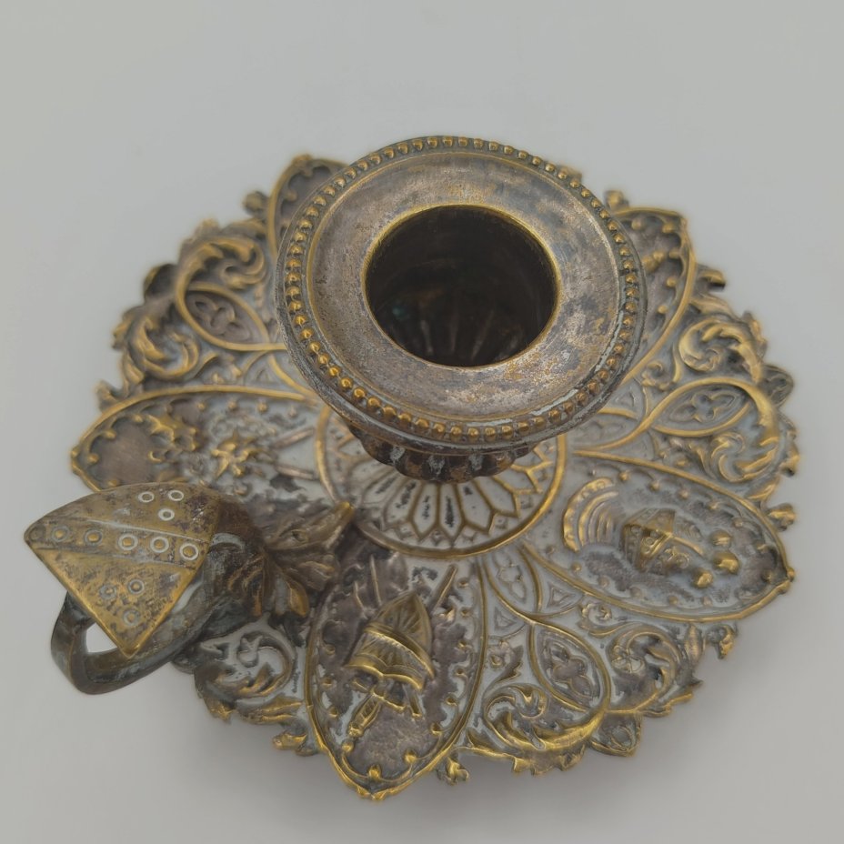 Подсвечник переносной на одну свечу, декорированный рыцарской символикой