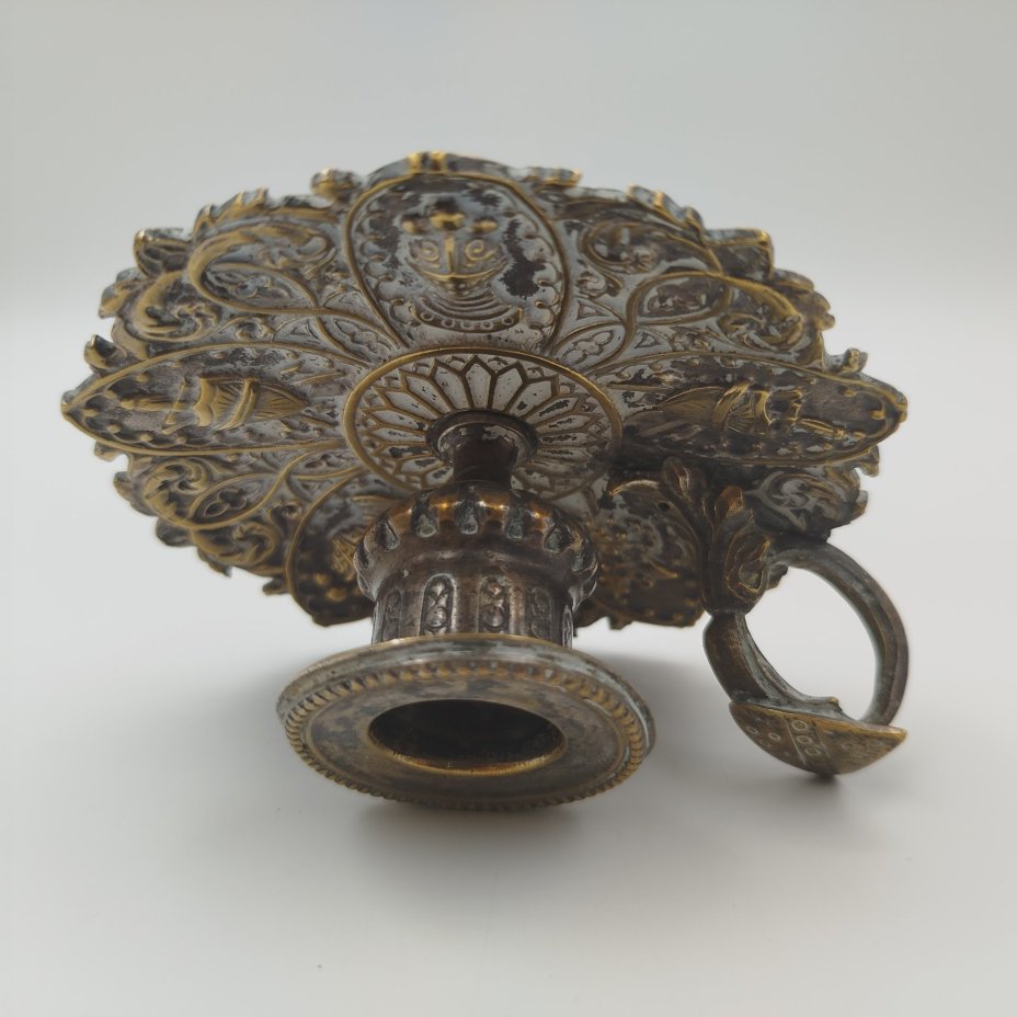 Подсвечник переносной на одну свечу, декорированный рыцарской символикой