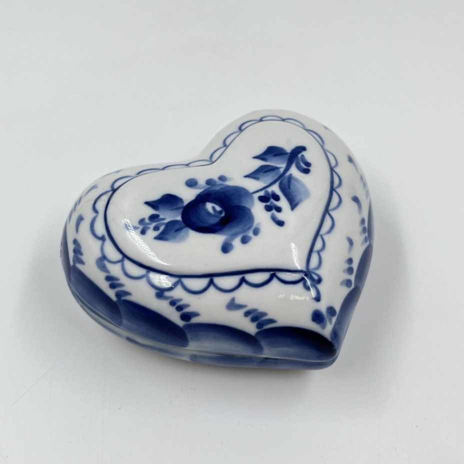 Шкатулка для мелочей (украшений) в форме сердца с цветочным декором, Гжель, фарфор, роспись, Россия, 2000 г.