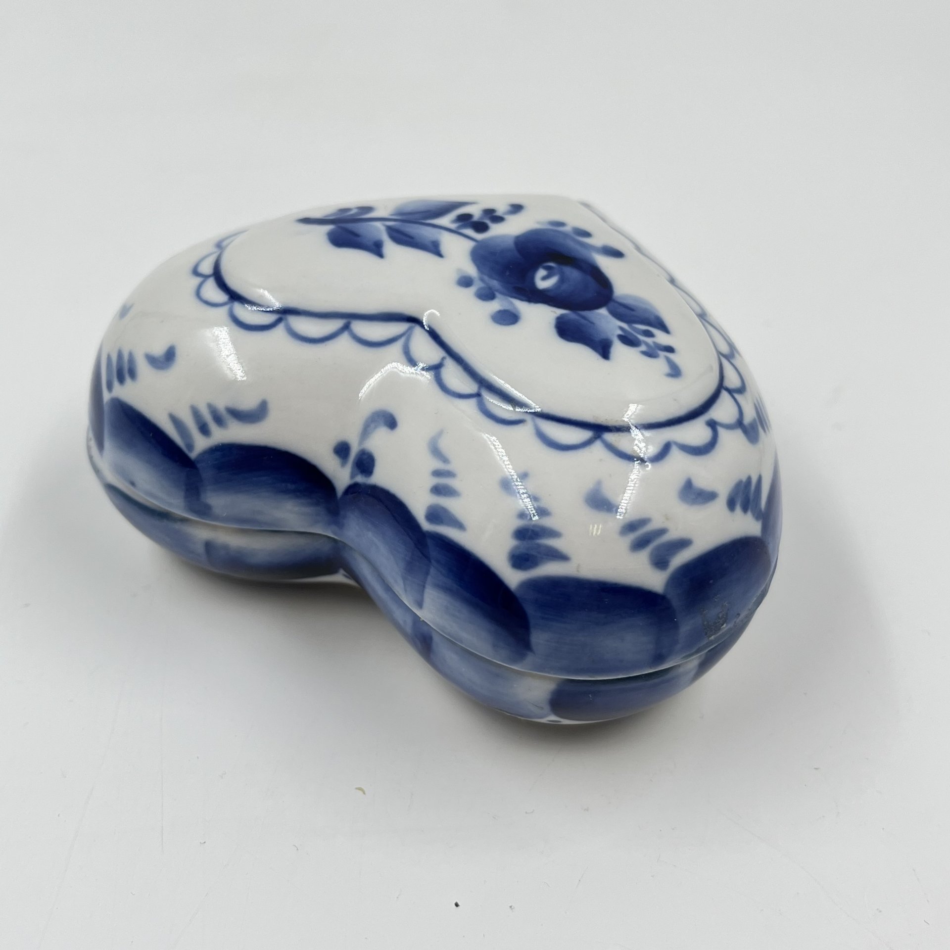 Шкатулка для мелочей (украшений) в форме сердца с цветочным декором, Гжель, фарфор, роспись, Россия, 2000 г.
