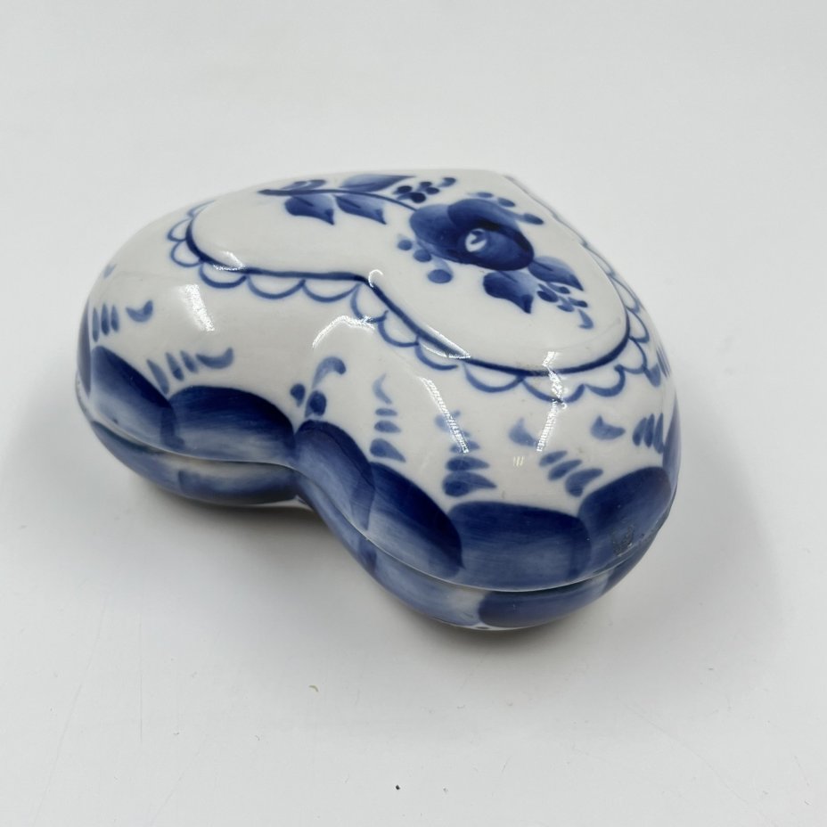 Шкатулка для мелочей (украшений) в форме сердца с цветочным декором, Гжель, фарфор, роспись, Россия, 2000 г.
