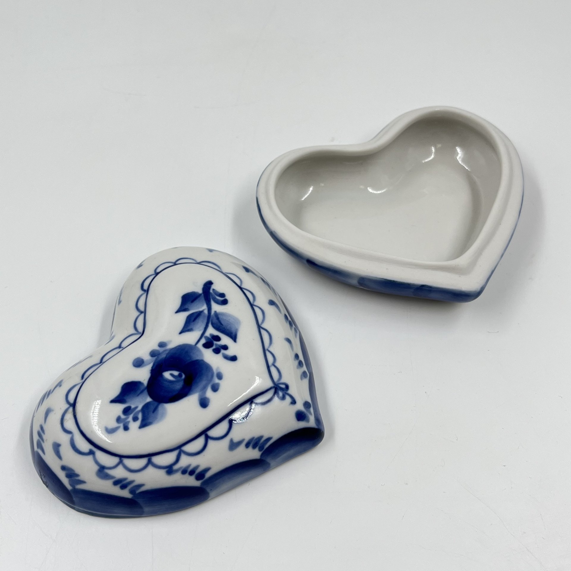 Шкатулка для мелочей (украшений) в форме сердца с цветочным декором, Гжель, фарфор, роспись, Россия, 2000 г.