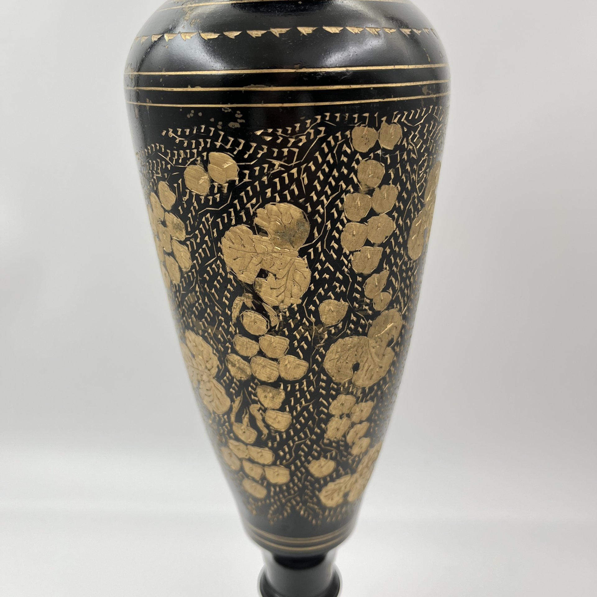 Ваза в восточном стиле (большая), украшенная растительным декором