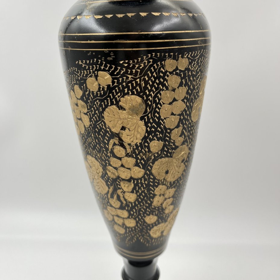 Ваза в восточном стиле (большая), украшенная растительным декором