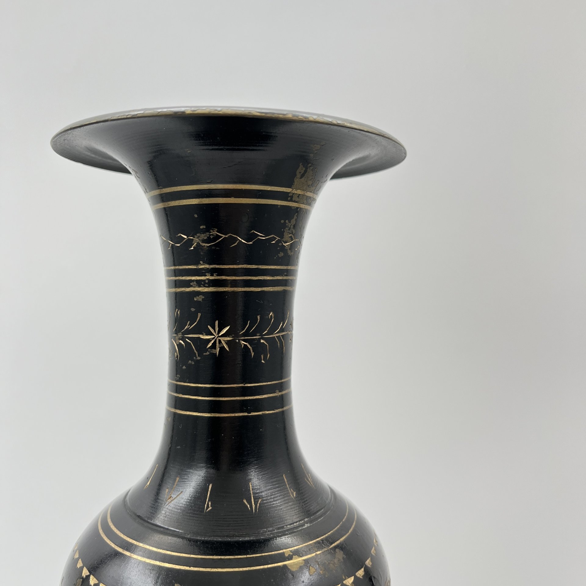 Ваза в восточном стиле (большая), украшенная растительным декором