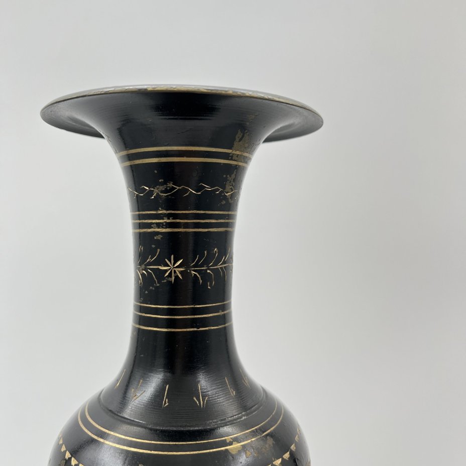 Ваза в восточном стиле (большая), украшенная растительным декором