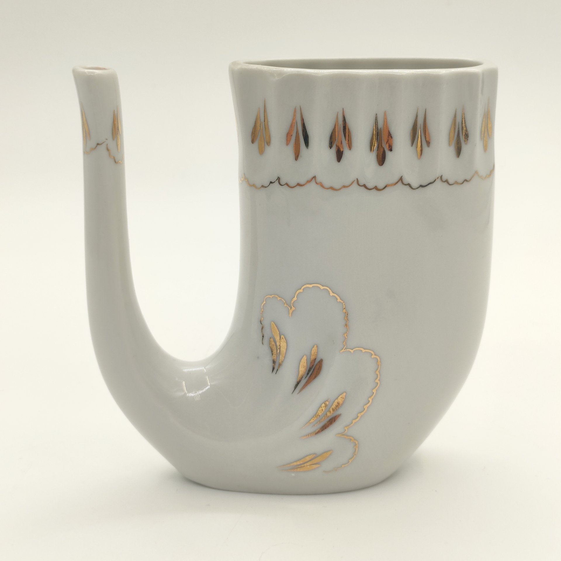 Поильник декорированный растительным орнаментом, фарфор, золочение, Кисловодская фабрика сувениров, СССР, 1980-1990 гг.