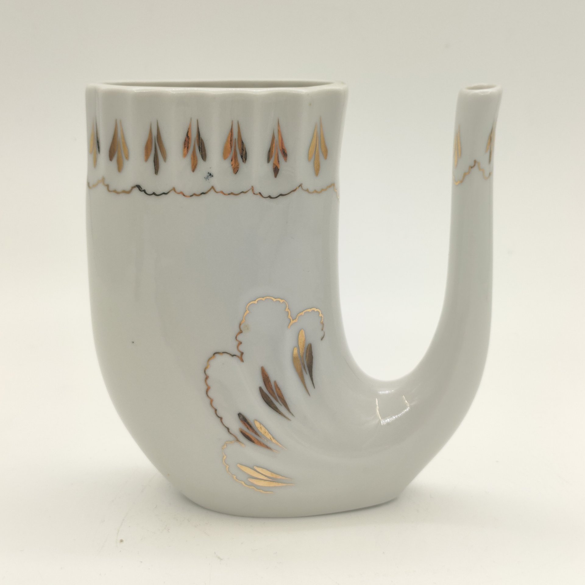 Поильник декорированный растительным орнаментом, фарфор, золочение, Кисловодская фабрика сувениров, СССР, 1980-1990 гг.