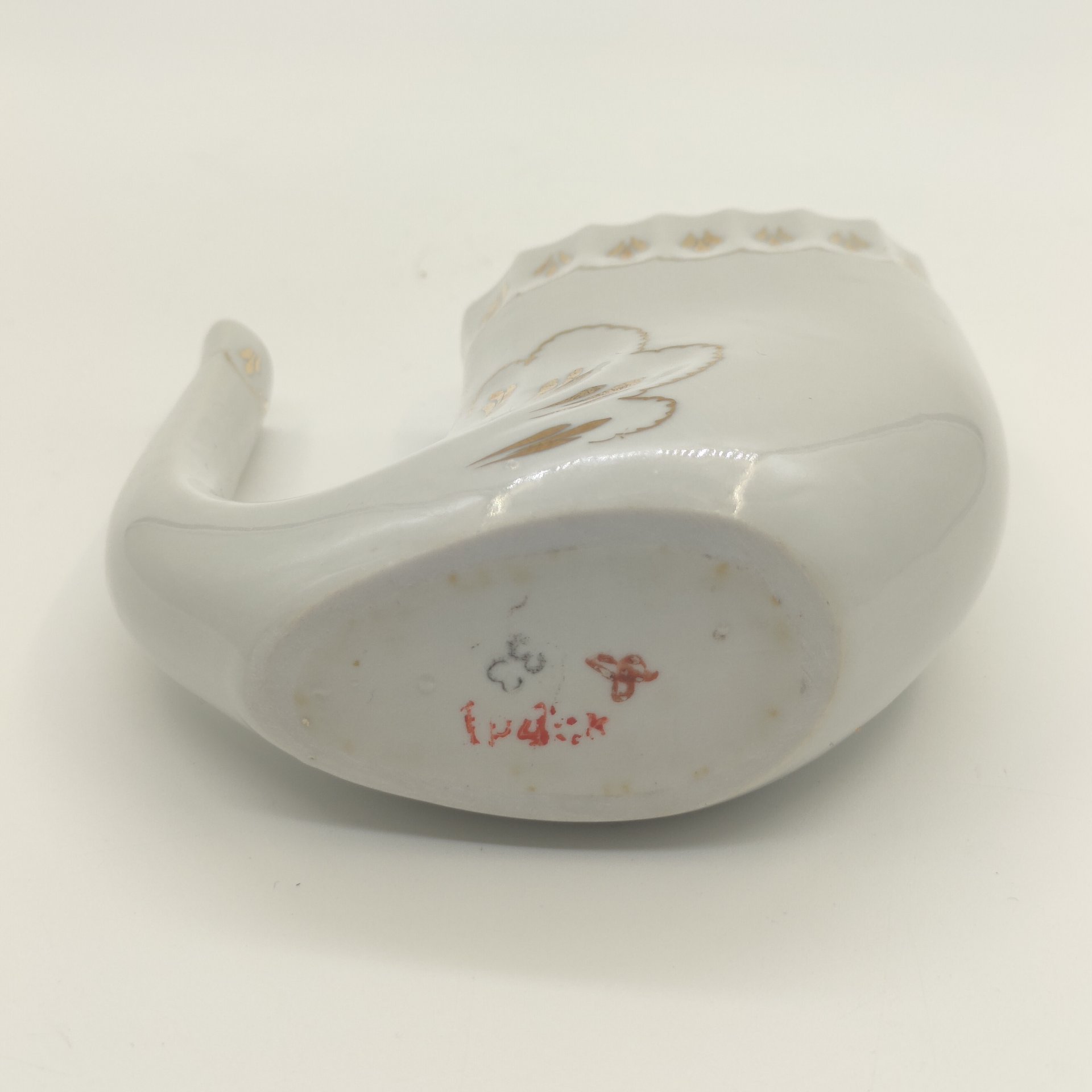 Поильник декорированный растительным орнаментом, фарфор, золочение, Кисловодская фабрика сувениров, СССР, 1980-1990 гг.