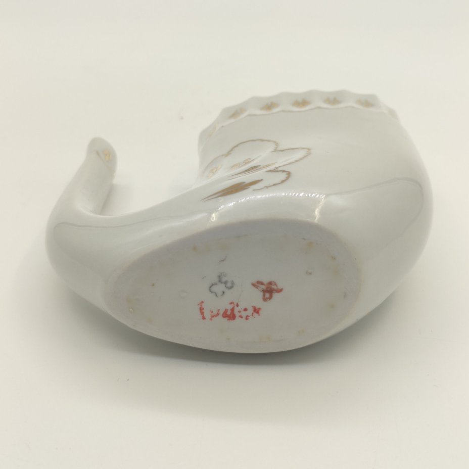 Поильник декорированный растительным орнаментом, фарфор, золочение, Кисловодская фабрика сувениров, СССР, 1980-1990 гг.