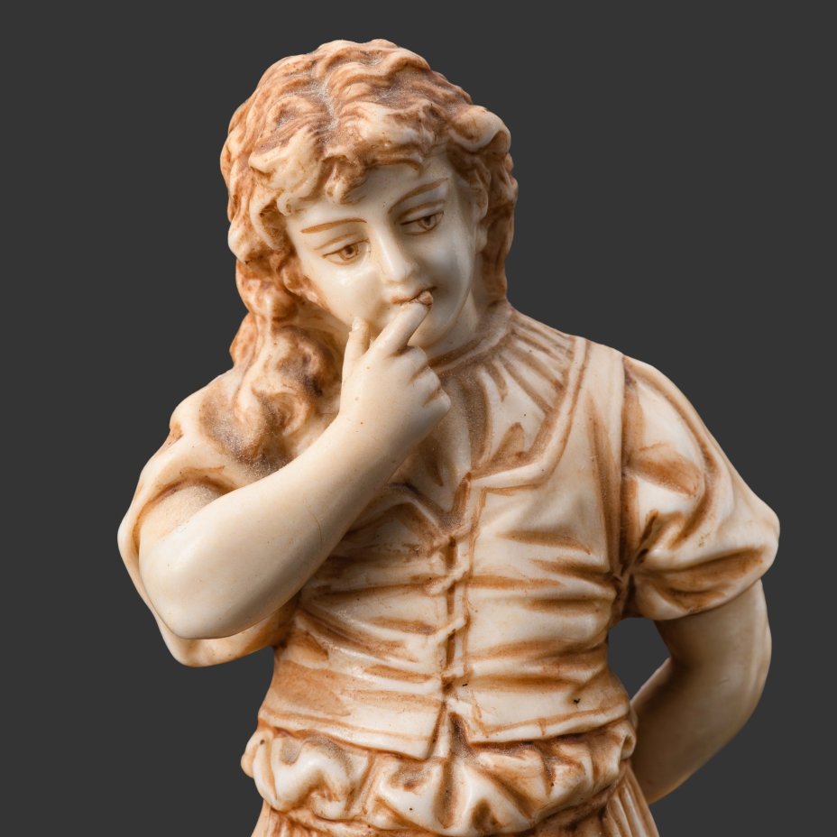 Статуэтка на постаменте "Задумчивая девочка с корзиной"