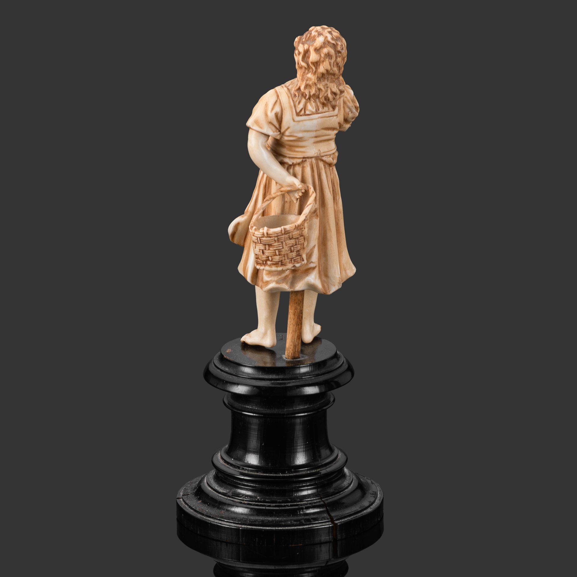 Статуэтка на постаменте "Задумчивая девочка с корзиной", фарфор, роспись, дерево, Западная Европа, 1930-1950 гг.
