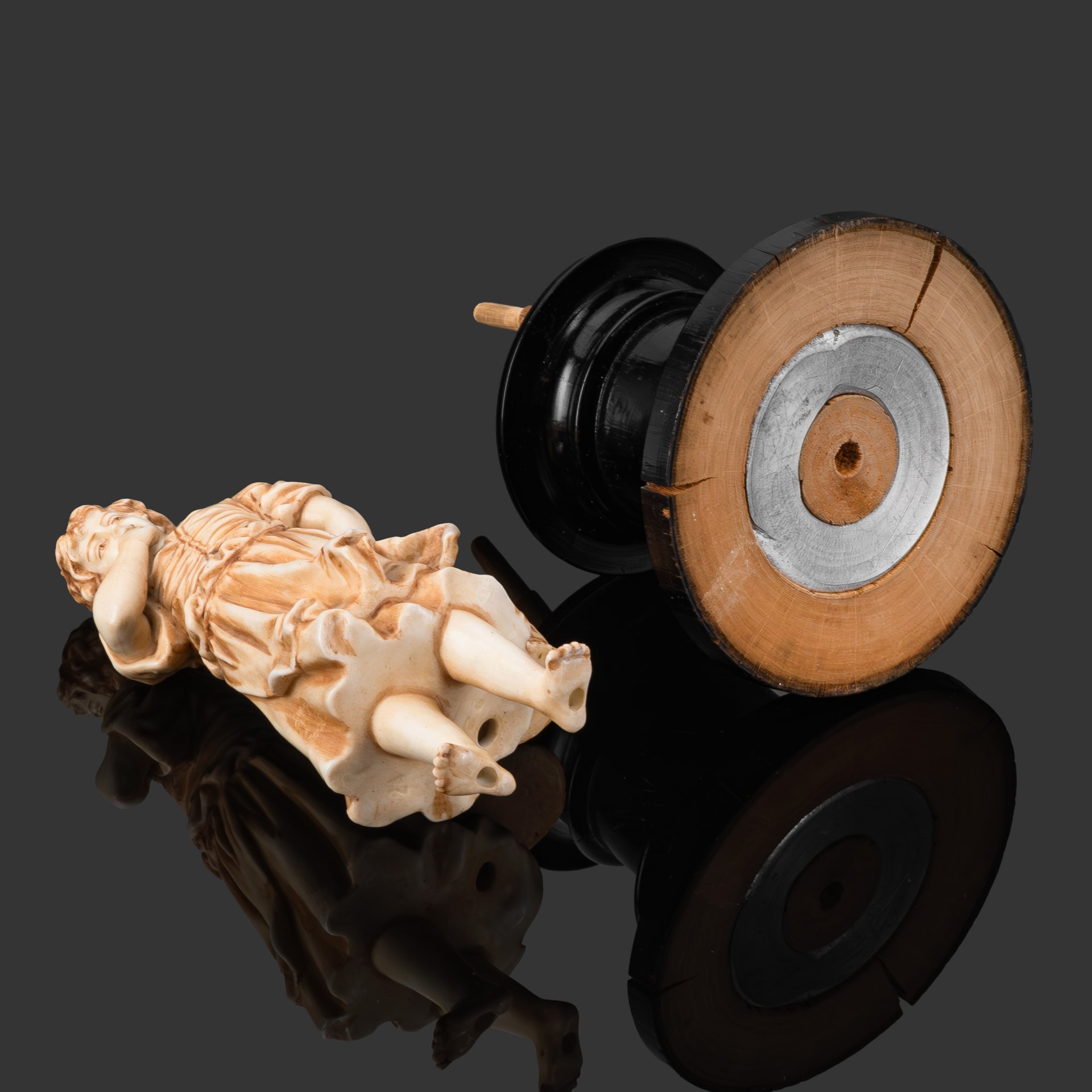 Статуэтка на постаменте "Задумчивая девочка с корзиной", фарфор, роспись, дерево, Западная Европа, 1930-1950 гг.