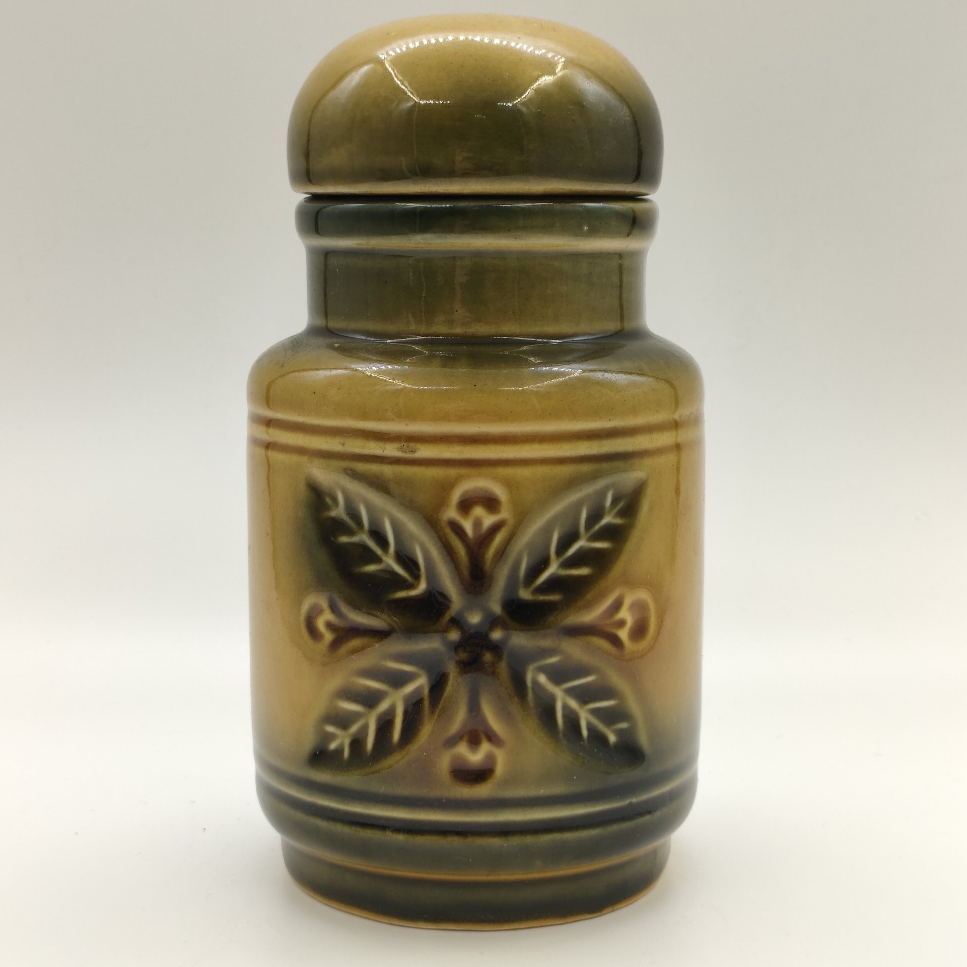 Банка (ёмкость для хранения сыпучих продуктов), украшенная растительным декором, керамика, глазурь, Волгоградский керамический завод, Россия, 1974-2005 гг.