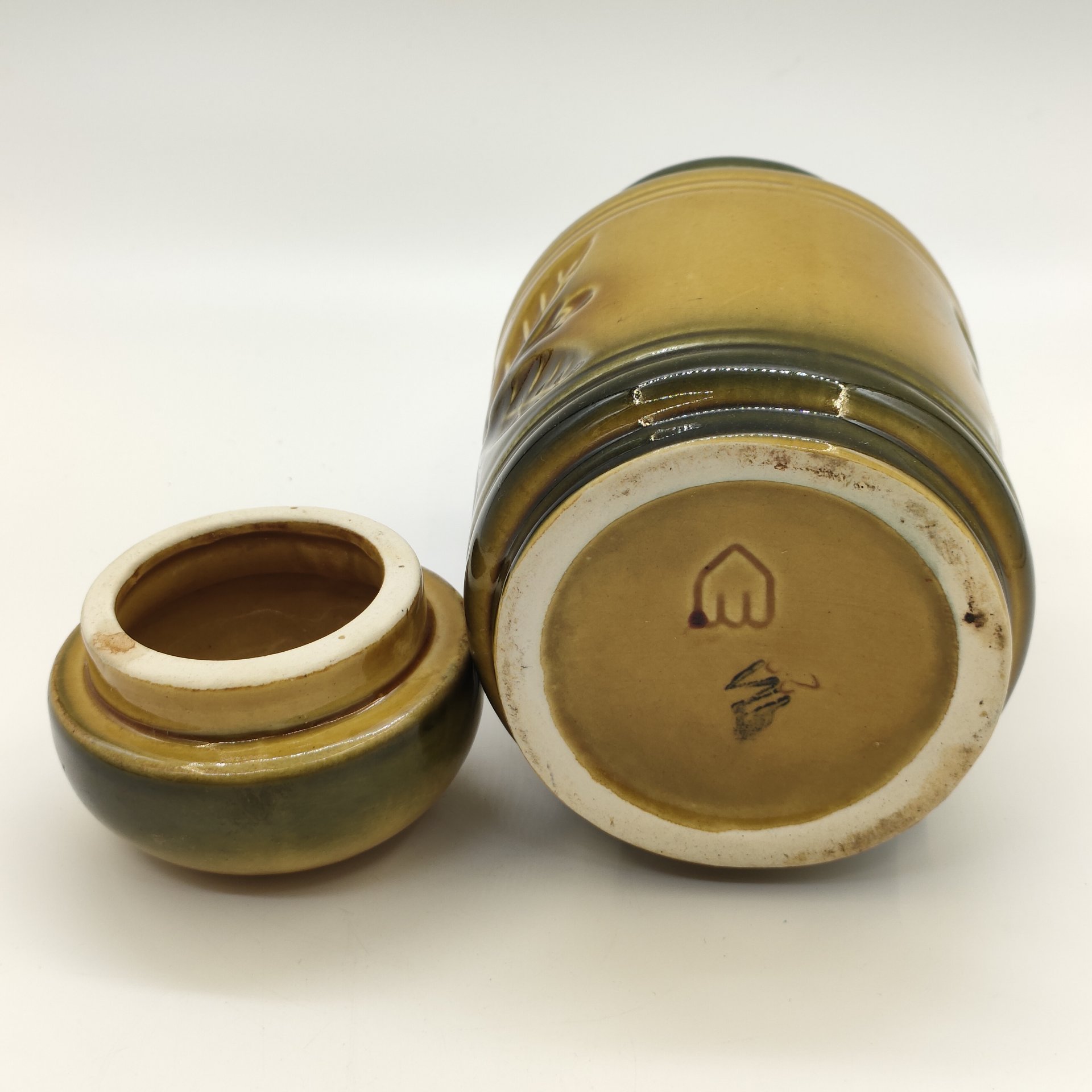 Банка (ёмкость для хранения сыпучих продуктов), украшенная растительным декором, керамика, глазурь, Волгоградский керамический завод, Россия, 1974-2005 гг.