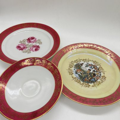 Набор из 2 тарелок и блюдца (в подборе) с цветочным декором и сценкой в стиле шинуазри, Spezialkombinat Porzellan Eisenberg, фарфор, деколь, люстр, ГДР, 1973-1976 гг.