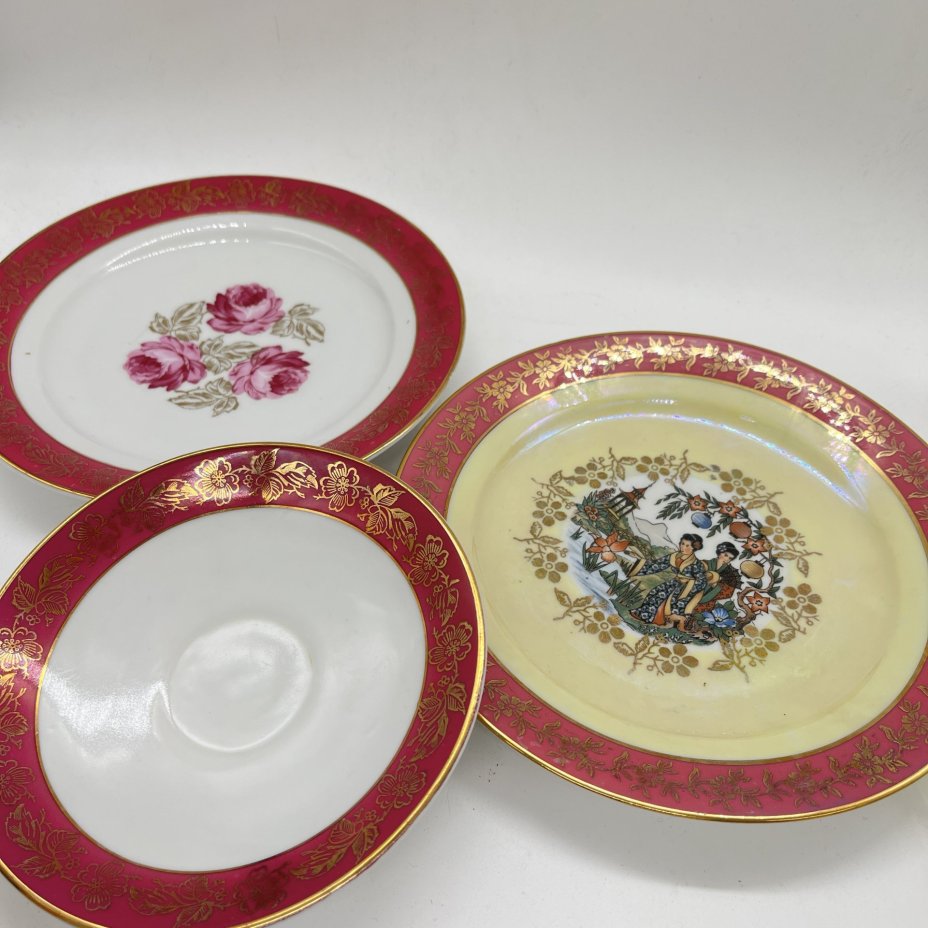 Набор из 2 тарелок и блюдца (в подборе) с цветочным декором и сценкой в стиле шинуазри, Spezialkombinat Porzellan Eisenberg, фарфор, деколь, люстр, ГДР, 1973-1976 гг.